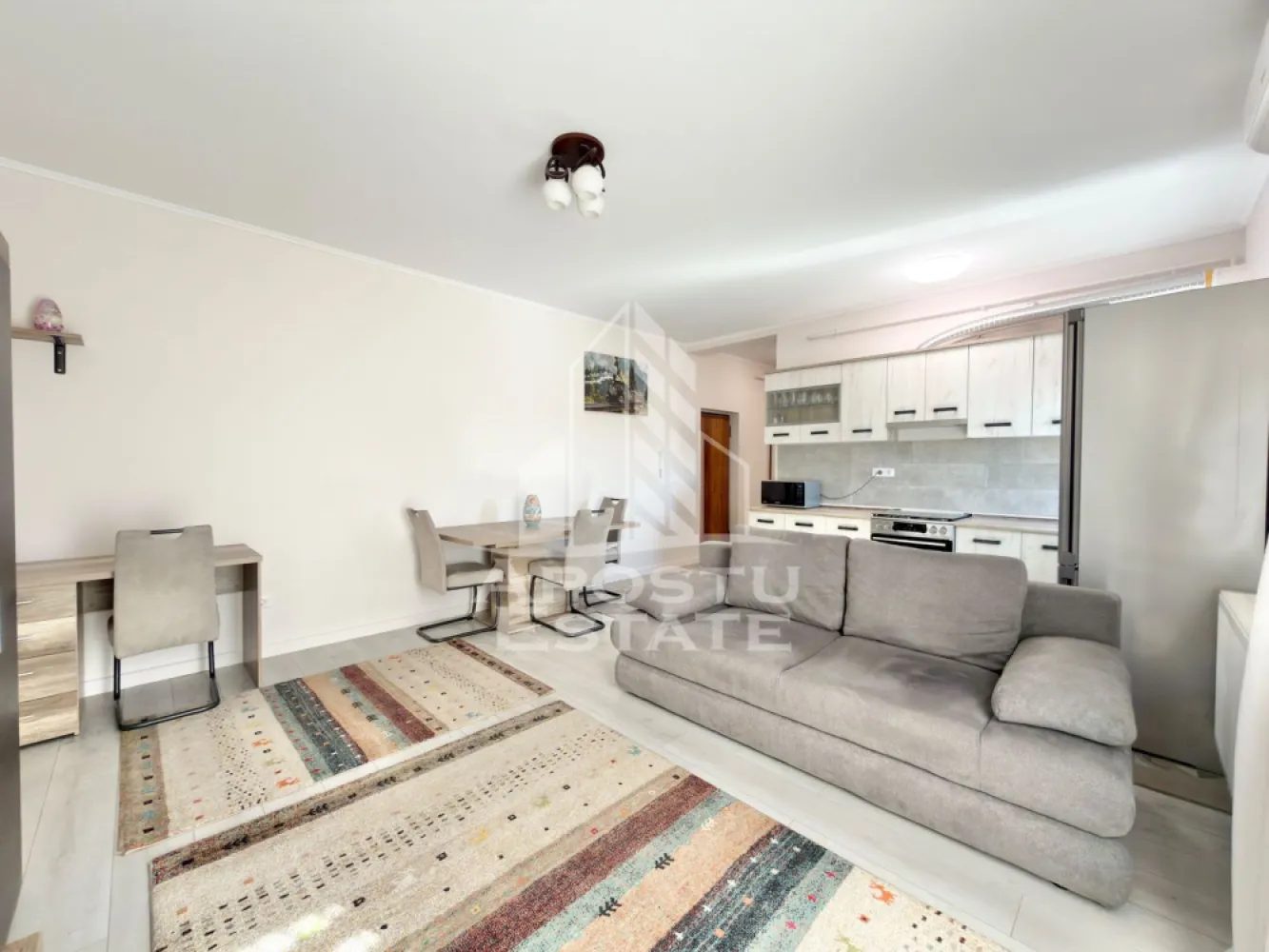 Apartament cu 2 camere complet mobilat si utilat in Giroc - Braytim. - APOSTU ESTATE va propune spre vanzare un apartament cu 2 camere situat in Giroc - Braytim.
Magazine si supermarket-uri precum Lidl, Profi, Mega Image, Penny, Scoala, Gradinita la o distanta de 5 - 7 minute, acces facil la mijloace de transport in comun.

Apartamentul se vinde complet mobilat si utilat, precum se observa in imagini.
Imobilul dispune de o suprafata de 47 mp utili si este situat la etajul 3.

Compartimentare: 
- hol acces.
- living cu bucatarie open space.
- dormitor.
- baie cu geam si cada.
- terasa.

Detalii tehnice:
- constructie realizata in anul 2021 din caramida Porotherm de 30 cm.
- exterior izolat cu polistiren de 10 cm eps 80.
- pereti despartitori complet din caramida (fara rigips) tencuiti mecanizat finisati cu glet si vopsea lavabila.
- geamuri termopan cu 3 sticle pentru izolare fonica si termica superioara, foarte mari si luminoase.
- centrala proprie pe gaz, sistem de incalzire prin calorifere.
- aparataje modulare Gewis.
- usa acces securizata, usi interioare Porta Doors.
- electrocasnice noi, in stare perfecta de functionare. (frigider, masina de spalat rufe, aragaz, cuptor, hota).
- combina frigorifica / congelator Liebherr cu dezghetare automata ( 375l ).
- aparat pentru aer conditionat 12.000 BTU.
- 1 loc de parcare.
- gradina comuna cu loc de joaca pentru copii.
Utilitati complete: curent, apa de la retea, canalizare, gaz.

Pentru mai multe detalii nu ezitati sa ne contactati!
Acceptam orice fel de credit bancar. Oferim consultanta si solutii financiare prin colaboratorii nostri pentru a obtine cel mai avantajos credit Ipotecar sau Noua Casa.

Va asteptam cu drag la o vizionare chiar astazi!
CP3122061