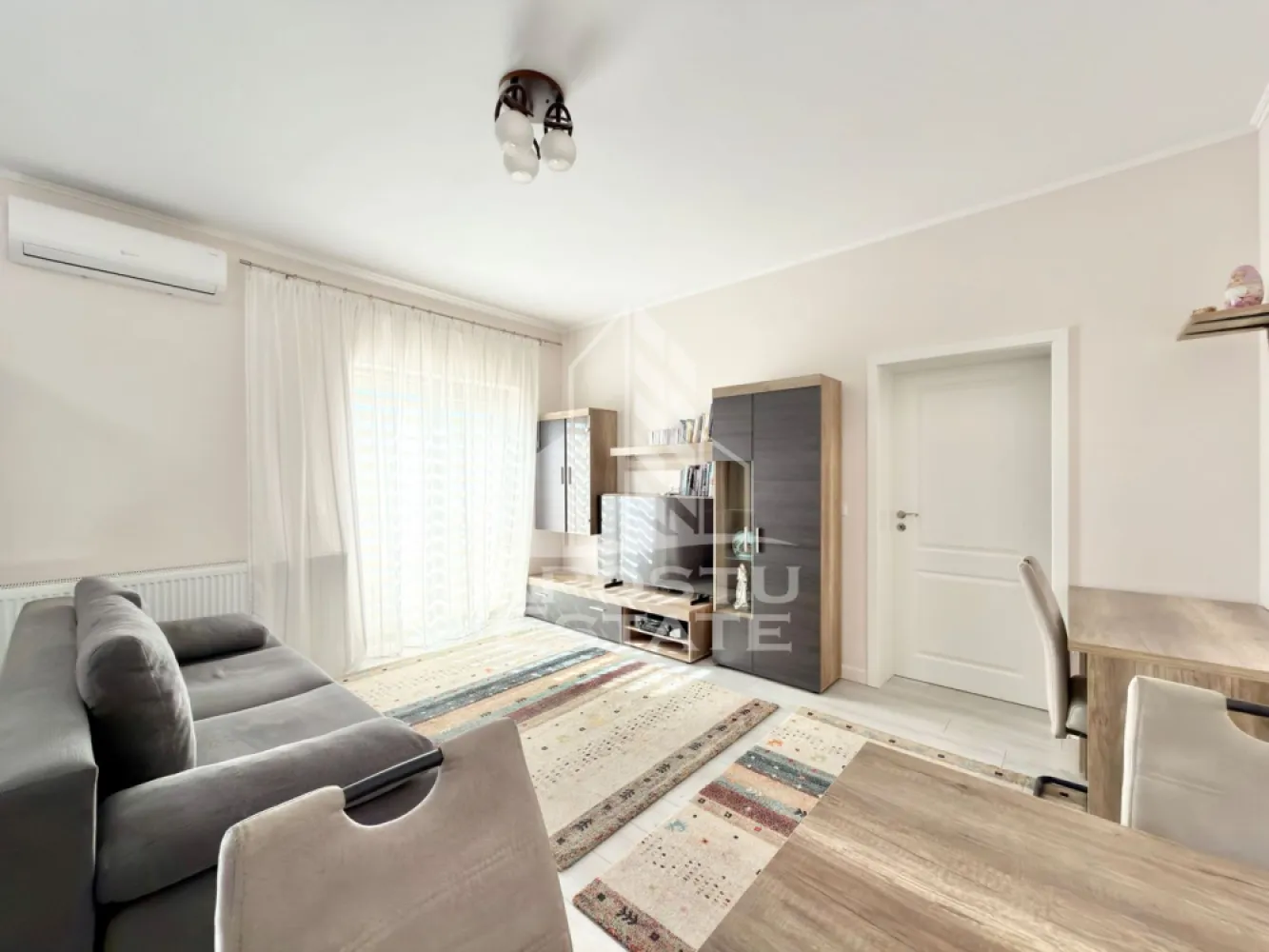 Apartament cu 2 camere complet mobilat si utilat in Giroc - Braytim. - APOSTU ESTATE va propune spre vanzare un apartament cu 2 camere situat in Giroc - Braytim.
Magazine si supermarket-uri precum Lidl, Profi, Mega Image, Penny, Scoala, Gradinita la o distanta de 5 - 7 minute, acces facil la mijloace de transport in comun.

Apartamentul se vinde complet mobilat si utilat, precum se observa in imagini.
Imobilul dispune de o suprafata de 47 mp utili si este situat la etajul 3.

Compartimentare: 
- hol acces.
- living cu bucatarie open space.
- dormitor.
- baie cu geam si cada.
- terasa.

Detalii tehnice:
- constructie realizata in anul 2021 din caramida Porotherm de 30 cm.
- exterior izolat cu polistiren de 10 cm eps 80.
- pereti despartitori complet din caramida (fara rigips) tencuiti mecanizat finisati cu glet si vopsea lavabila.
- geamuri termopan cu 3 sticle pentru izolare fonica si termica superioara, foarte mari si luminoase.
- centrala proprie pe gaz, sistem de incalzire prin calorifere.
- aparataje modulare Gewis.
- usa acces securizata, usi interioare Porta Doors.
- electrocasnice noi, in stare perfecta de functionare. (frigider, masina de spalat rufe, aragaz, cuptor, hota).
- combina frigorifica / congelator Liebherr cu dezghetare automata ( 375l ).
- aparat pentru aer conditionat 12.000 BTU.
- 1 loc de parcare.
- gradina comuna cu loc de joaca pentru copii.
Utilitati complete: curent, apa de la retea, canalizare, gaz.

Pentru mai multe detalii nu ezitati sa ne contactati!
Acceptam orice fel de credit bancar. Oferim consultanta si solutii financiare prin colaboratorii nostri pentru a obtine cel mai avantajos credit Ipotecar sau Noua Casa.

Va asteptam cu drag la o vizionare chiar astazi!
CP3122061