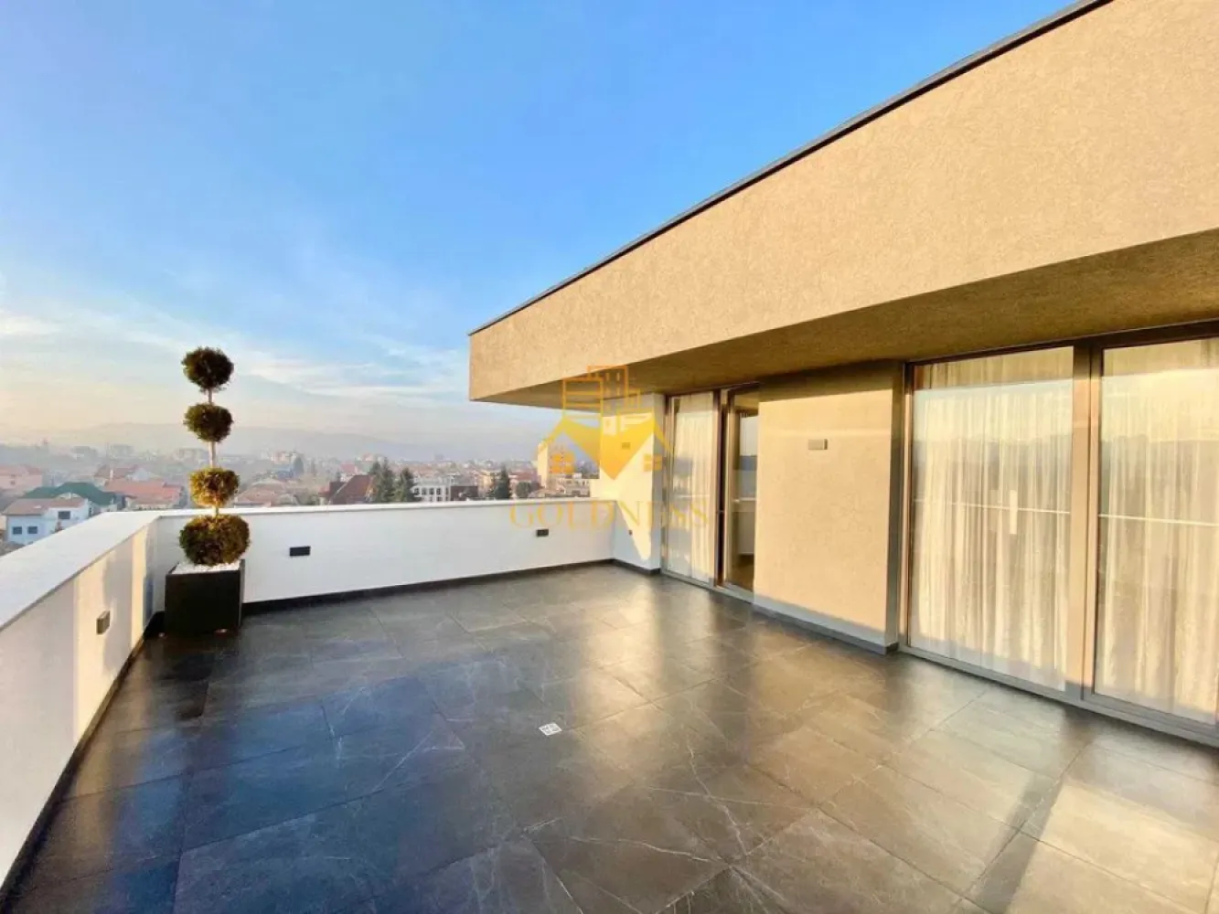 Penthouse Lux, parcare subterana, AC, Zona Septimiu Albini, Gheorgheni - GOLDNESS Imobiliare vă propune spre închiriere un penthouse cu camere 3 complet mobilat și utilat, la etajul 6 într-un imobil de 6 etaje, în Cartierul Gheorgheni. 
Dispune de loc de parcare subterana!
Se află în apropierea stațiilor de transport în comun, magazine, restaurante, spații verzi, farmacii, etc. 

Apartamentul este compartimentat astfel:
 - dormitor cu pat matrimonial, dressing, noptiere, aer conditionat
 - dormitor cu pat, dressing, birou, aer conditionat
 - living cu bucatarie open space complet utilată și mobilată, canapea extensibilă, loc de servit masa, aer conditionat, spatiu pentru birou cu nisa
 - doua bai, una cu cabina de dus, si una cu cada, calorifer port prosop și dulap pentru depozitare.
 - terasa de 43 mp.

Imobilul este dotat cu toate cele necesare- centrală proprie, frigider, aragaz, hotă, mașină de spălat haine si vase, AC,etc. 

Dacă sunteți interesați de acest apartament și doriți să îl vizionați, dar și pentru alte oferte nu ezitați să ne contactați telefonic sau prin e-mail. Vă stăm la dispoziție!
Pentru intermediere se percepe un comision de 50% din prețul chiriei!