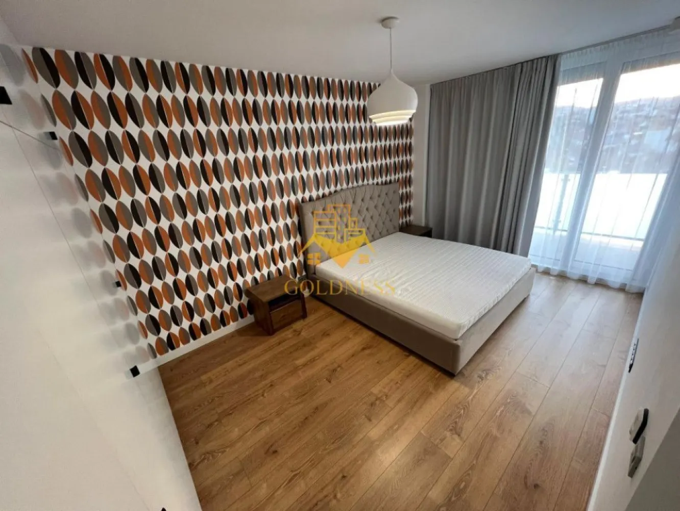 Penthouse Lux, parcare subterana, AC, Zona Septimiu Albini, Gheorgheni - GOLDNESS Imobiliare vă propune spre închiriere un penthouse cu camere 3 complet mobilat și utilat, la etajul 6 într-un imobil de 6 etaje, în Cartierul Gheorgheni. 
Dispune de loc de parcare subterana!
Se află în apropierea stațiilor de transport în comun, magazine, restaurante, spații verzi, farmacii, etc. 

Apartamentul este compartimentat astfel:
 - dormitor cu pat matrimonial, dressing, noptiere, aer conditionat
 - dormitor cu pat, dressing, birou, aer conditionat
 - living cu bucatarie open space complet utilată și mobilată, canapea extensibilă, loc de servit masa, aer conditionat, spatiu pentru birou cu nisa
 - doua bai, una cu cabina de dus, si una cu cada, calorifer port prosop și dulap pentru depozitare.
 - terasa de 43 mp.

Imobilul este dotat cu toate cele necesare- centrală proprie, frigider, aragaz, hotă, mașină de spălat haine si vase, AC,etc. 

Dacă sunteți interesați de acest apartament și doriți să îl vizionați, dar și pentru alte oferte nu ezitați să ne contactați telefonic sau prin e-mail. Vă stăm la dispoziție!
Pentru intermediere se percepe un comision de 50% din prețul chiriei!