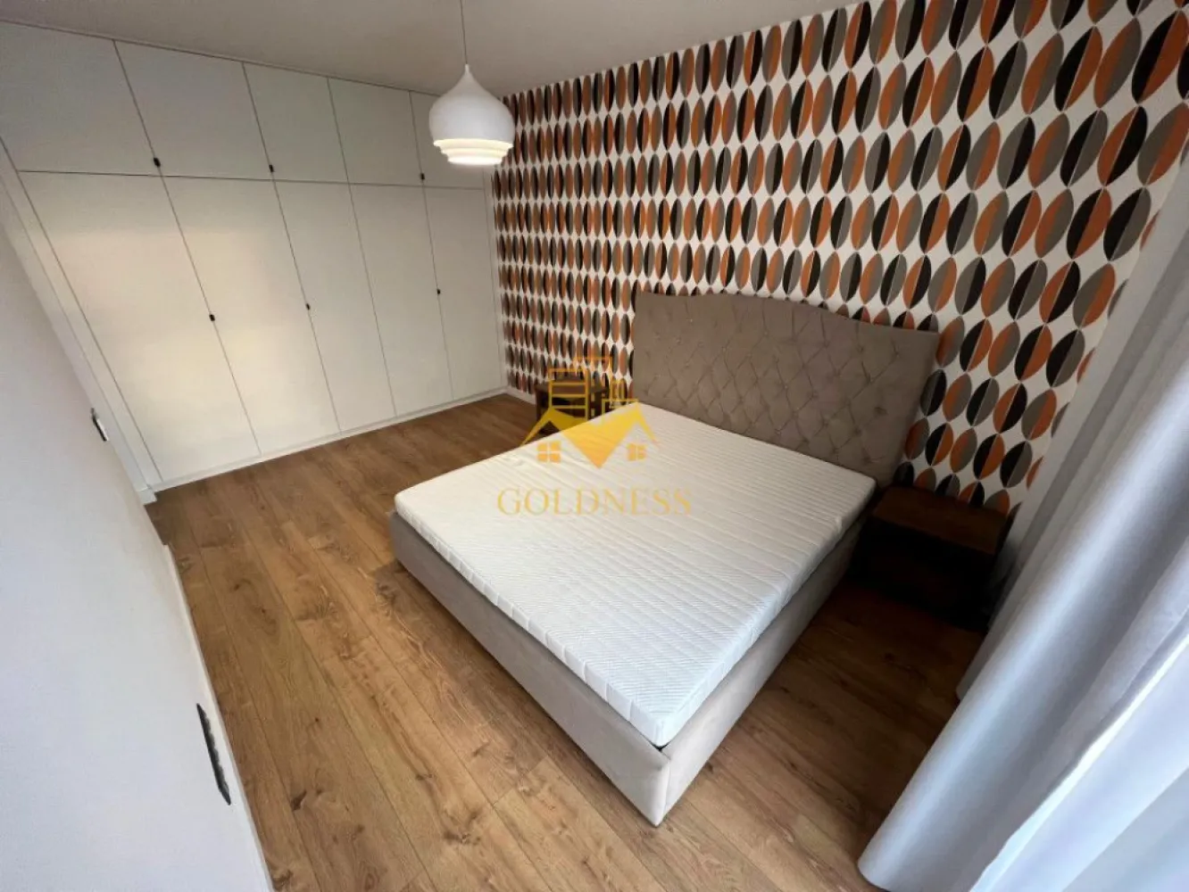 Penthouse Lux, parcare subterana, AC, Zona Septimiu Albini, Gheorgheni - GOLDNESS Imobiliare vă propune spre închiriere un penthouse cu camere 3 complet mobilat și utilat, la etajul 6 într-un imobil de 6 etaje, în Cartierul Gheorgheni. 
Dispune de loc de parcare subterana!
Se află în apropierea stațiilor de transport în comun, magazine, restaurante, spații verzi, farmacii, etc. 

Apartamentul este compartimentat astfel:
 - dormitor cu pat matrimonial, dressing, noptiere, aer conditionat
 - dormitor cu pat, dressing, birou, aer conditionat
 - living cu bucatarie open space complet utilată și mobilată, canapea extensibilă, loc de servit masa, aer conditionat, spatiu pentru birou cu nisa
 - doua bai, una cu cabina de dus, si una cu cada, calorifer port prosop și dulap pentru depozitare.
 - terasa de 43 mp.

Imobilul este dotat cu toate cele necesare- centrală proprie, frigider, aragaz, hotă, mașină de spălat haine si vase, AC,etc. 

Dacă sunteți interesați de acest apartament și doriți să îl vizionați, dar și pentru alte oferte nu ezitați să ne contactați telefonic sau prin e-mail. Vă stăm la dispoziție!
Pentru intermediere se percepe un comision de 50% din prețul chiriei!