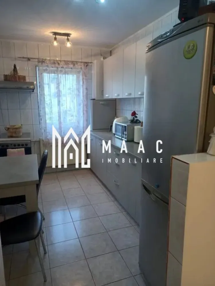 Oportunitate | Apartament 4 camere | 89MPU | Etaj 1 | Valea Aurie - MAAC Imobiliare vă propune spre vânzare un apartament spațios cu 4 camere, situat în zona Valea Aurie, la etajul 1 al unui bloc cu 4 niveluri. Proprietatea este decomandată, oferind o compartimentare eficientă și confortabilă, ideală pentru o familie. Cu o suprafață utilă de 89 mp, apartamentul este compus din: 4 camere din care 2 dormitoare, o camera care tine loc de dinnig si un living 2 băi Bucătărie separată Hol spațios Pivniță proprie, ideală pentru depozitare suplimentară Avantaje: Situat într-o zonă liniștită, aproape de pădure, perfectă pentru plimbări și relaxare în aer liber Acces facil la școli, grădinițe și mijloace de transport Bloc îngrijit, cu vecini liniștiți și atmosferă plăcută Apartamentul beneficiază de lumina naturală pe tot parcursul zilei Este o locuință ideală pentru cei care caută confort, spațiu și o locație convenabilă. Pentru mai multe detalii va rugam specificati telefonic ID: CP2740125 }}