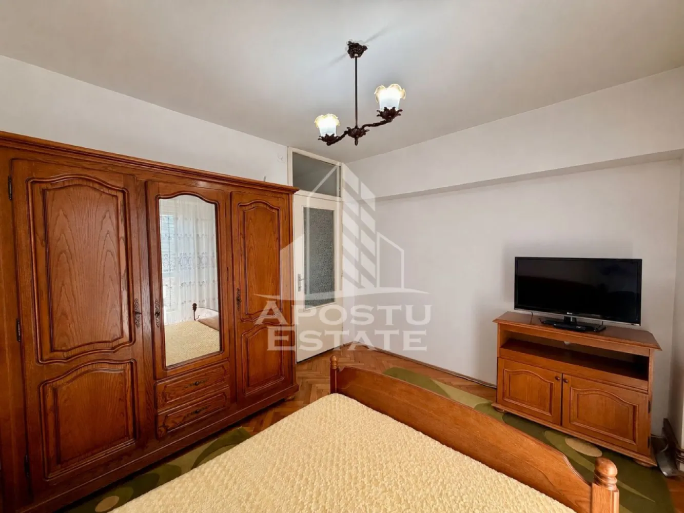Apartament cu 2 camere de inchiriat, zona Lipovei, Timisoara - Agentia imobiliara APOSTU ESTATE va propune spre inchiriere un apartament cu 2 camere spatios si luminos, situat in zona Lipovei, o zona linistita si bine pozitionata din Timisoara, potrivit pentru cupluri sau studenti care isi doresc o locuinta unde sa se simta confortabil si cu acces facil catre scoli, facultati, statii de autobuz si magazine.

Suprafata utila: 60 mp
Compartimentare eficienta:
- Hol de acces
- Bucatarie Inchisa, complet mobilata si utilata, cu loc de luat masa
- Baie prevazuta cu cada si ventilatie artificiala
- Dormitor cu pat matrimonial
- Balcon inchis

Confort si facilitati:
- Centrala proprie
- Aer conditionat
- Lift
- Apartamentul este complet mobilat si utilat de catre proprietar

Localizare: zona Lipovei in apropiere de Iulius Mall, restaurante, mijloace de transport in comun

Ideal pentru:
- Cupluri
- Studenti
- Familii

Pret chirie: 350€
Programeaza o vizionare pentru a-ti putea imagina viitorul aici!
ID intern: CP2602985