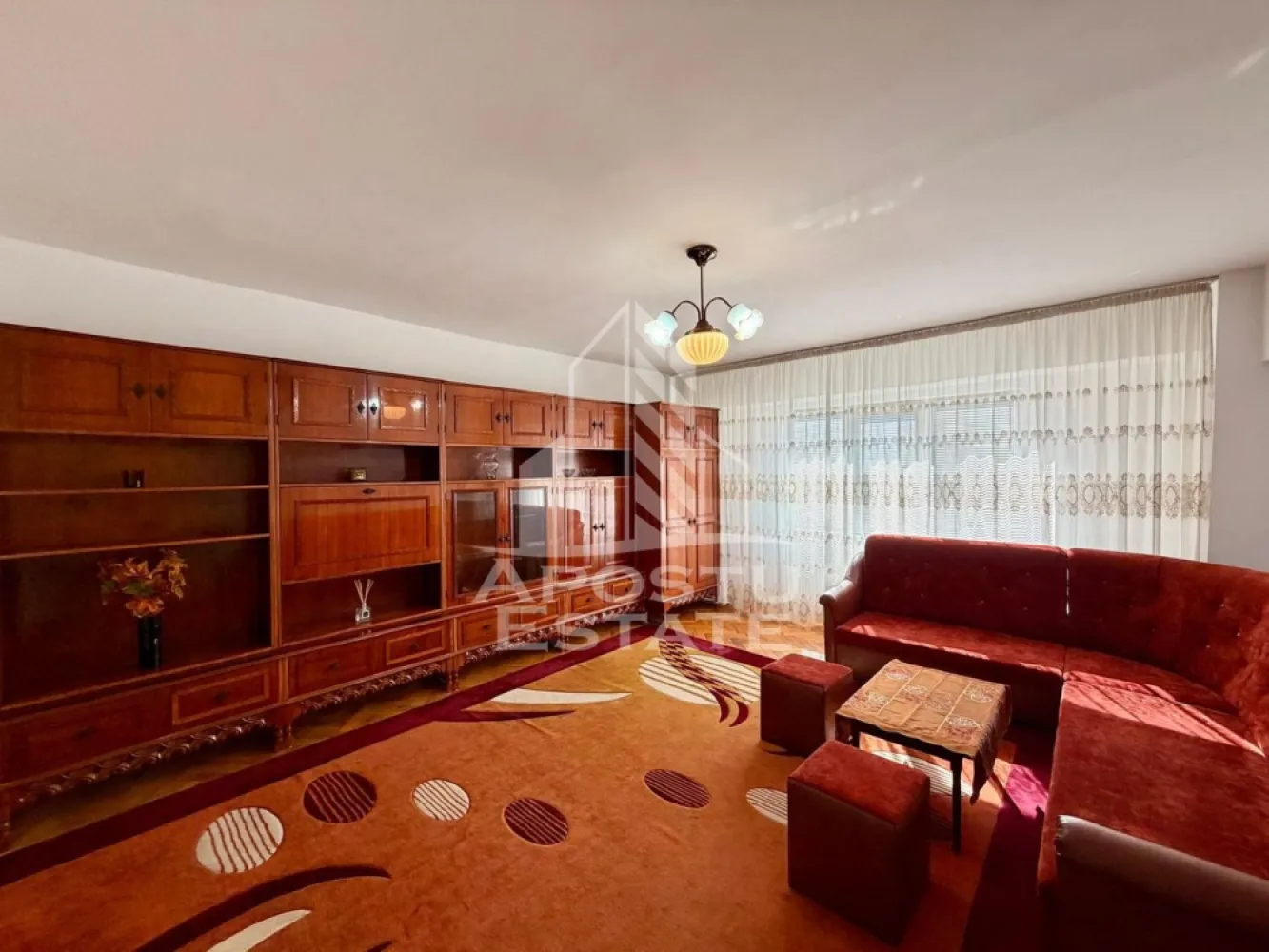 Apartament cu 2 camere de inchiriat, zona Lipovei, Timisoara - Agentia imobiliara APOSTU ESTATE va propune spre inchiriere un apartament cu 2 camere spatios si luminos, situat in zona Lipovei, o zona linistita si bine pozitionata din Timisoara, potrivit pentru cupluri sau studenti care isi doresc o locuinta unde sa se simta confortabil si cu acces facil catre scoli, facultati, statii de autobuz si magazine.

Suprafata utila: 60 mp
Compartimentare eficienta:
- Hol de acces
- Bucatarie Inchisa, complet mobilata si utilata, cu loc de luat masa
- Baie prevazuta cu cada si ventilatie artificiala
- Dormitor cu pat matrimonial
- Balcon inchis

Confort si facilitati:
- Centrala proprie
- Aer conditionat
- Lift
- Apartamentul este complet mobilat si utilat de catre proprietar

Localizare: zona Lipovei in apropiere de Iulius Mall, restaurante, mijloace de transport in comun

Ideal pentru:
- Cupluri
- Studenti
- Familii

Pret chirie: 350€
Programeaza o vizionare pentru a-ti putea imagina viitorul aici!
ID intern: CP2602985