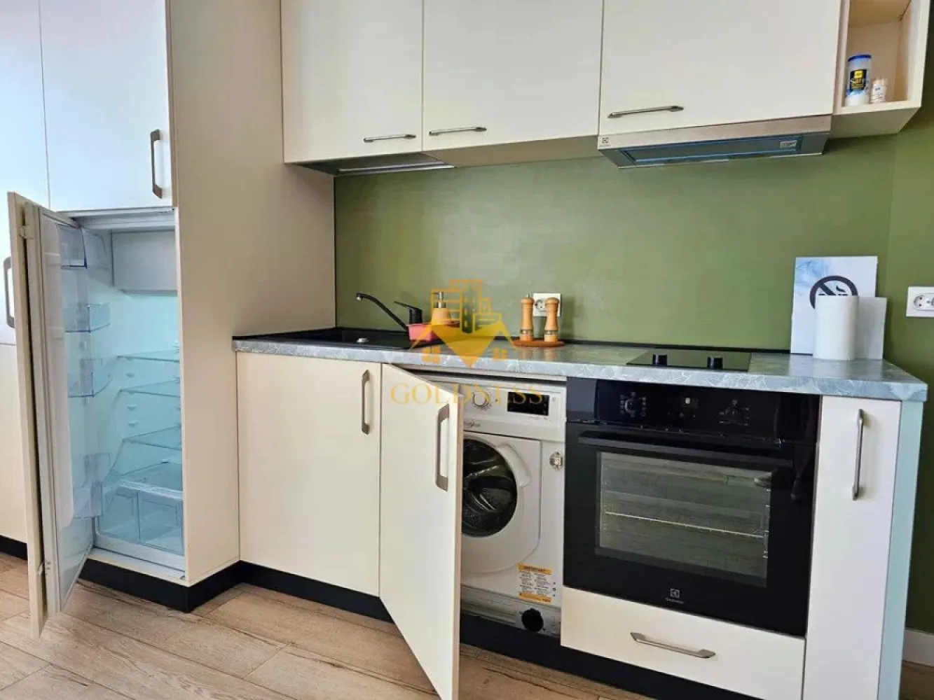 2 camere, modern, garaj, bloc nou, Gheorgheni zona Iulius Mall, FSEGA - GOLDNESS Imobiliare vă propune spre închiriere un apartament cu 2 camere complet mobilat și utilat, la etajul 3 într-un imobil de 7 etaje, în Cartierul Gheorgheni.
Dispune de loc de parcare subterana !
Se află în apropierea stațiilor de transport în comun, magazine, restaurante, spații verzi, farmacii, etc. 

Apartamentul este compartimentat astfel:
 - dormitor cu pat matrimonial, dressing, noptiere
 - living cu bucatarie open space complet utilată și mobilată, canapea extensibilă, loc de servit masa 
 - baie cu cabina de dus, calorifer port prosop și dulap pentru depozitare.
 - terasa de 15 mp.

Imobilul este dotat cu toate cele necesare- centrală proprie, frigider, aragaz, hotă, mașină de spălat haine, etc. 

Dacă sunteți interesați de acest apartament și doriți să îl vizionați, dar și pentru alte oferte nu ezitați să ne contactați telefonic sau prin e-mail. Vă stăm la dispoziție!
Pentru intermediere se percepe un comision de 50% din prețul chiriei!