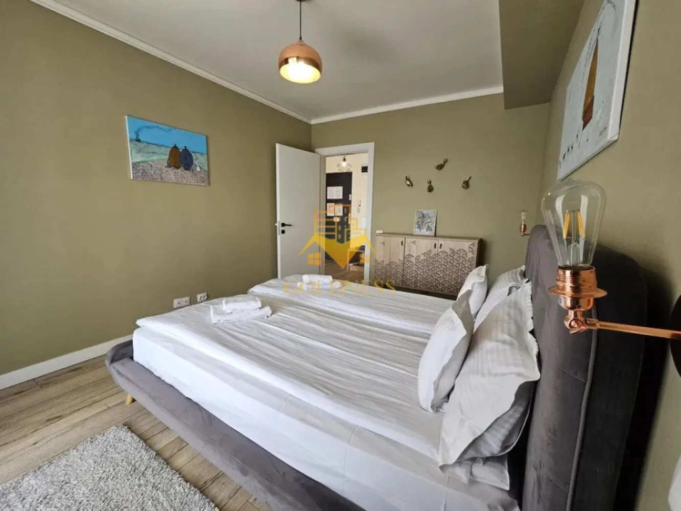 2 camere, modern, garaj, bloc nou, Gheorgheni zona Iulius Mall, FSEGA - GOLDNESS Imobiliare vă propune spre închiriere un apartament cu 2 camere complet mobilat și utilat, la etajul 3 într-un imobil de 7 etaje, în Cartierul Gheorgheni.
Dispune de loc de parcare subterana !
Se află în apropierea stațiilor de transport în comun, magazine, restaurante, spații verzi, farmacii, etc. 

Apartamentul este compartimentat astfel:
 - dormitor cu pat matrimonial, dressing, noptiere
 - living cu bucatarie open space complet utilată și mobilată, canapea extensibilă, loc de servit masa 
 - baie cu cabina de dus, calorifer port prosop și dulap pentru depozitare.
 - terasa de 15 mp.

Imobilul este dotat cu toate cele necesare- centrală proprie, frigider, aragaz, hotă, mașină de spălat haine, etc. 

Dacă sunteți interesați de acest apartament și doriți să îl vizionați, dar și pentru alte oferte nu ezitați să ne contactați telefonic sau prin e-mail. Vă stăm la dispoziție!
Pentru intermediere se percepe un comision de 50% din prețul chiriei!