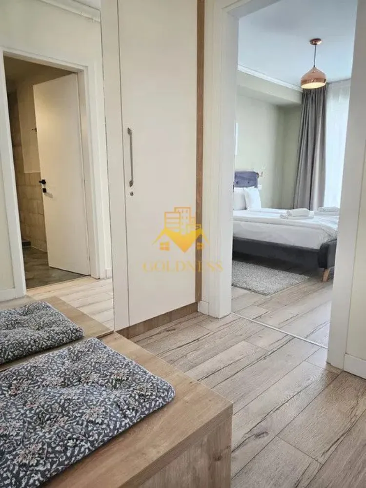 2 camere, modern, garaj, bloc nou, Gheorgheni zona Iulius Mall, FSEGA - GOLDNESS Imobiliare vă propune spre închiriere un apartament cu 2 camere complet mobilat și utilat, la etajul 3 într-un imobil de 7 etaje, în Cartierul Gheorgheni.
Dispune de loc de parcare subterana !
Se află în apropierea stațiilor de transport în comun, magazine, restaurante, spații verzi, farmacii, etc. 

Apartamentul este compartimentat astfel:
 - dormitor cu pat matrimonial, dressing, noptiere
 - living cu bucatarie open space complet utilată și mobilată, canapea extensibilă, loc de servit masa 
 - baie cu cabina de dus, calorifer port prosop și dulap pentru depozitare.
 - terasa de 15 mp.

Imobilul este dotat cu toate cele necesare- centrală proprie, frigider, aragaz, hotă, mașină de spălat haine, etc. 

Dacă sunteți interesați de acest apartament și doriți să îl vizionați, dar și pentru alte oferte nu ezitați să ne contactați telefonic sau prin e-mail. Vă stăm la dispoziție!
Pentru intermediere se percepe un comision de 50% din prețul chiriei!