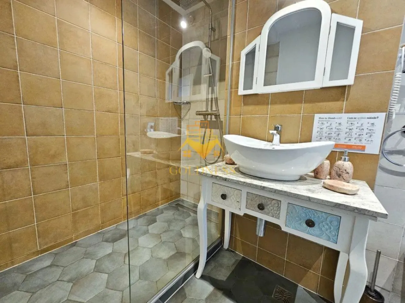 2 camere, modern, garaj, bloc nou, Gheorgheni zona Iulius Mall, FSEGA - GOLDNESS Imobiliare vă propune spre închiriere un apartament cu 2 camere complet mobilat și utilat, la etajul 3 într-un imobil de 7 etaje, în Cartierul Gheorgheni.
Dispune de loc de parcare subterana !
Se află în apropierea stațiilor de transport în comun, magazine, restaurante, spații verzi, farmacii, etc. 

Apartamentul este compartimentat astfel:
 - dormitor cu pat matrimonial, dressing, noptiere
 - living cu bucatarie open space complet utilată și mobilată, canapea extensibilă, loc de servit masa 
 - baie cu cabina de dus, calorifer port prosop și dulap pentru depozitare.
 - terasa de 15 mp.

Imobilul este dotat cu toate cele necesare- centrală proprie, frigider, aragaz, hotă, mașină de spălat haine, etc. 

Dacă sunteți interesați de acest apartament și doriți să îl vizionați, dar și pentru alte oferte nu ezitați să ne contactați telefonic sau prin e-mail. Vă stăm la dispoziție!
Pentru intermediere se percepe un comision de 50% din prețul chiriei!