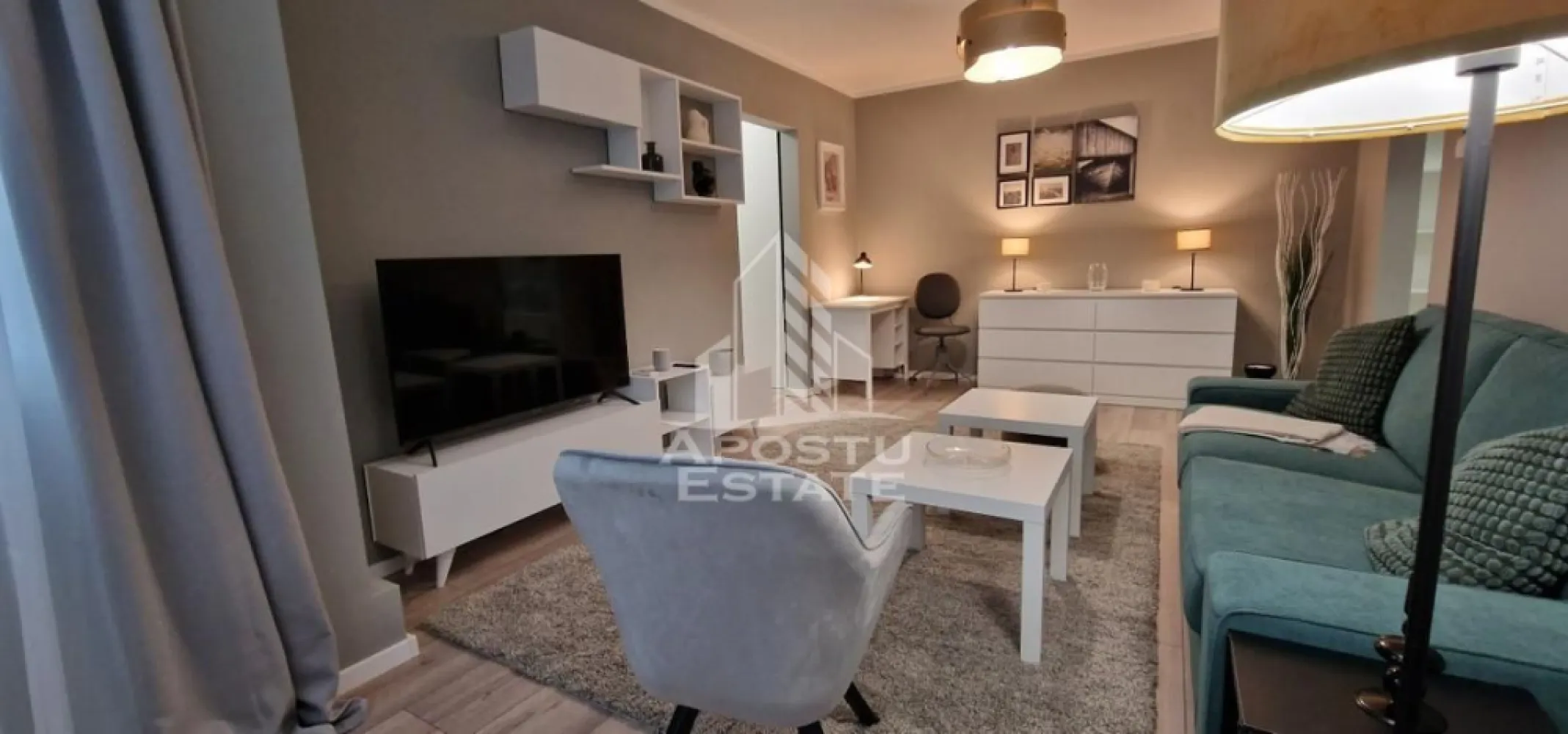 Apartament cu 2 camere de inchiriat,petfriendly,Take Ionescu,Timisoara - Agentia imobiliara APOSTU ESTATE va propune spre inchiriere un apartament cu 2 camere, spatios si luminos, situat in zona Take Ionescu, aproape de Facultatea de Medicina,, o zona linistita si bine pozitionata din Timisoara, potrivit pentru cupluri, persoane singure, cupluri sau studenti care isi doresc o locuinta unde sa se simta confortabil si cu acces facil catre scoli, statii de autobuz, supermarketuri , magazine de zona, parcuri.

Suprafata utila: 56 mp

Compartimentare eficienta:
-Bucatarie complet mobilata si utilata, cu loc de luat masa
-Living luminos si spatios
-Dormitor mobilat si utilat
-Baie prevazuta cu cada si geam pentru ventilatie naturala

Confort si facilitati:
-Incalzirea apartamentului: centrala proprie (calorifere)
-Se accepta animale de companie (pisica) de catre proprietar

Localizare:
-Timis,Timisoara, zona Take Ionescu – acces facil catre Facultatea de Medicina, Piata Unirii, supermarketuri, Scoala Generala nr. 16

Ideal pentru:
-Persoane singure
-Cupluri
-Studenti

Disponibilitate: imediata
Pret chirie lunara: 590 EUR negociabil
Programeaza o vizionare pentru a-ti putea imagina viitorul aici!
ID intern: CP3122175
