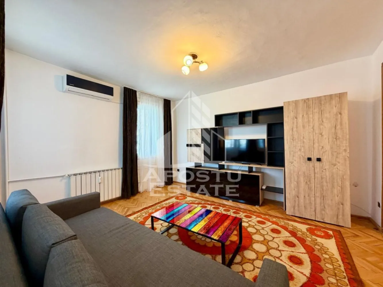 Apartament 2 camere de vanzare, zona Circumvalatiunii, Timisoara - Agentia imobiliara APOSTU ESTATE va propune spre vanzare un apartament decomandat, spatios si elegant, cu 2 camere, 2 balcoane si o suprafata utila de 52 mp, situat la etajul 6 din 8, in zona Circumvalatiunii din Timisoara – o zona linistita, apreciata pentru accesul rapid catre principalele puncte de interes ale orasului.

Aceasta proprietate este ideala atat pentru locuinta proprie, cat si pentru investitie, datorita compartimentarii eficiente si amplasarii excelente.

Detalii proprietate:
- Suprafata utila: 52 mp
- Etaj: 6/8

Compartimentare:
- Hol de acces generos
- Bucatarie complet mobilata si utilata, cu loc pentru servirea mesei
- Living spatios si luminos cu iesire directa pe cele doua balcoane
- Dormitor matrimonial
- Baie cu cada
- Doua Balcon

Apartamentul beneficiaza de:
- Încălzire prin termoficare; există deja ofertă pentru branșare la gaz și montarea centralei proprii.
- Aer conditionat
- Spatii bine optimizate pentru confortul zilnic
Localizare:

Imobilul este situat intr-o zona foarte bine conectata, avand in apropiere:
- Supermarketuri
- Piata
- Farmacii
- Scoli si gradinite
- Restaurante si cafenele
- Mijloace de transport in comun

De asemenea, proximitatea fata de Iulius Town Timișoara creste considerabil atractivitatea apartamentului, atat pentru locuire, cat si pentru inchiriere.

Agentia Apostu Estate ofera consultanta bancara gratuita prin intermediul colaboratorilor si brokerilor de credite, pentru alegerea celei mai potrivite solutii de finantare.

Programeaza o vizionare si descopera avantajele acestui apartament primitor din zona Aradului!

ID intern: CP3122123.