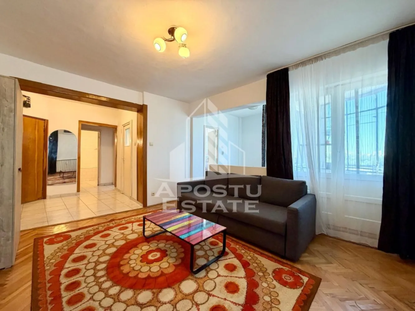Apartament 2 camere de vanzare, zona Circumvalatiunii, Timisoara - Agentia imobiliara APOSTU ESTATE va propune spre vanzare un apartament decomandat, spatios si elegant, cu 2 camere, 2 balcoane si o suprafata utila de 52 mp, situat la etajul 6 din 8, in zona Circumvalatiunii din Timisoara – o zona linistita, apreciata pentru accesul rapid catre principalele puncte de interes ale orasului.

Aceasta proprietate este ideala atat pentru locuinta proprie, cat si pentru investitie, datorita compartimentarii eficiente si amplasarii excelente.

Detalii proprietate:
- Suprafata utila: 52 mp
- Etaj: 6/8

Compartimentare:
- Hol de acces generos
- Bucatarie complet mobilata si utilata, cu loc pentru servirea mesei
- Living spatios si luminos cu iesire directa pe cele doua balcoane
- Dormitor matrimonial
- Baie cu cada
- Doua Balcon

Apartamentul beneficiaza de:
- Încălzire prin termoficare; există deja ofertă pentru branșare la gaz și montarea centralei proprii.
- Aer conditionat
- Spatii bine optimizate pentru confortul zilnic
Localizare:

Imobilul este situat intr-o zona foarte bine conectata, avand in apropiere:
- Supermarketuri
- Piata
- Farmacii
- Scoli si gradinite
- Restaurante si cafenele
- Mijloace de transport in comun

De asemenea, proximitatea fata de Iulius Town Timișoara creste considerabil atractivitatea apartamentului, atat pentru locuire, cat si pentru inchiriere.

Agentia Apostu Estate ofera consultanta bancara gratuita prin intermediul colaboratorilor si brokerilor de credite, pentru alegerea celei mai potrivite solutii de finantare.

Programeaza o vizionare si descopera avantajele acestui apartament primitor din zona Aradului!

ID intern: CP3122123.