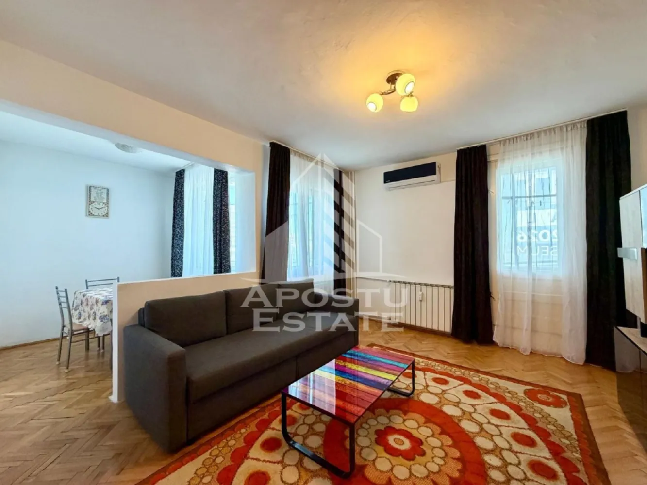 Apartament 2 camere de vanzare, zona Circumvalatiunii, Timisoara - Agentia imobiliara APOSTU ESTATE va propune spre vanzare un apartament decomandat, spatios si elegant, cu 2 camere, 2 balcoane si o suprafata utila de 52 mp, situat la etajul 6 din 8, in zona Circumvalatiunii din Timisoara – o zona linistita, apreciata pentru accesul rapid catre principalele puncte de interes ale orasului.

Aceasta proprietate este ideala atat pentru locuinta proprie, cat si pentru investitie, datorita compartimentarii eficiente si amplasarii excelente.

Detalii proprietate:
- Suprafata utila: 52 mp
- Etaj: 6/8

Compartimentare:
- Hol de acces generos
- Bucatarie complet mobilata si utilata, cu loc pentru servirea mesei
- Living spatios si luminos cu iesire directa pe cele doua balcoane
- Dormitor matrimonial
- Baie cu cada
- Doua Balcon

Apartamentul beneficiaza de:
- Încălzire prin termoficare; există deja ofertă pentru branșare la gaz și montarea centralei proprii.
- Aer conditionat
- Spatii bine optimizate pentru confortul zilnic
Localizare:

Imobilul este situat intr-o zona foarte bine conectata, avand in apropiere:
- Supermarketuri
- Piata
- Farmacii
- Scoli si gradinite
- Restaurante si cafenele
- Mijloace de transport in comun

De asemenea, proximitatea fata de Iulius Town Timișoara creste considerabil atractivitatea apartamentului, atat pentru locuire, cat si pentru inchiriere.

Agentia Apostu Estate ofera consultanta bancara gratuita prin intermediul colaboratorilor si brokerilor de credite, pentru alegerea celei mai potrivite solutii de finantare.

Programeaza o vizionare si descopera avantajele acestui apartament primitor din zona Aradului!

ID intern: CP3122123.