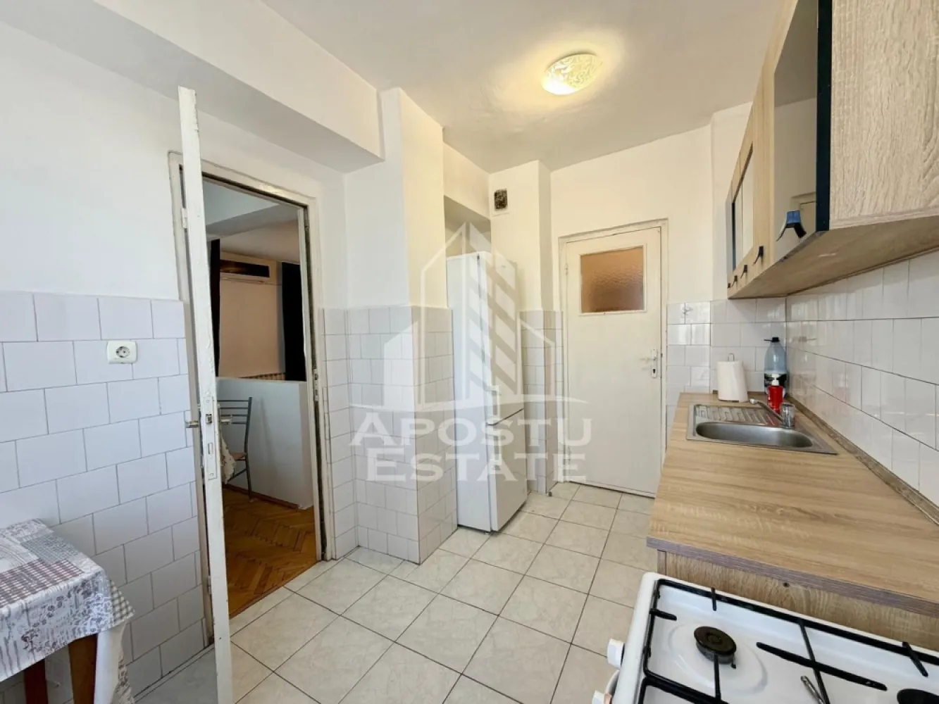 Apartament 2 camere de vanzare, zona Circumvalatiunii, Timisoara - Agentia imobiliara APOSTU ESTATE va propune spre vanzare un apartament decomandat, spatios si elegant, cu 2 camere, 2 balcoane si o suprafata utila de 52 mp, situat la etajul 6 din 8, in zona Circumvalatiunii din Timisoara – o zona linistita, apreciata pentru accesul rapid catre principalele puncte de interes ale orasului.

Aceasta proprietate este ideala atat pentru locuinta proprie, cat si pentru investitie, datorita compartimentarii eficiente si amplasarii excelente.

Detalii proprietate:
- Suprafata utila: 52 mp
- Etaj: 6/8

Compartimentare:
- Hol de acces generos
- Bucatarie complet mobilata si utilata, cu loc pentru servirea mesei
- Living spatios si luminos cu iesire directa pe cele doua balcoane
- Dormitor matrimonial
- Baie cu cada
- Doua Balcon

Apartamentul beneficiaza de:
- Încălzire prin termoficare; există deja ofertă pentru branșare la gaz și montarea centralei proprii.
- Aer conditionat
- Spatii bine optimizate pentru confortul zilnic
Localizare:

Imobilul este situat intr-o zona foarte bine conectata, avand in apropiere:
- Supermarketuri
- Piata
- Farmacii
- Scoli si gradinite
- Restaurante si cafenele
- Mijloace de transport in comun

De asemenea, proximitatea fata de Iulius Town Timișoara creste considerabil atractivitatea apartamentului, atat pentru locuire, cat si pentru inchiriere.

Agentia Apostu Estate ofera consultanta bancara gratuita prin intermediul colaboratorilor si brokerilor de credite, pentru alegerea celei mai potrivite solutii de finantare.

Programeaza o vizionare si descopera avantajele acestui apartament primitor din zona Aradului!

ID intern: CP3122123.