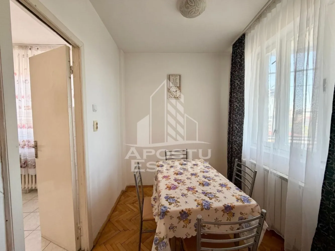 Apartament 2 camere de vanzare, zona Circumvalatiunii, Timisoara - Agentia imobiliara APOSTU ESTATE va propune spre vanzare un apartament decomandat, spatios si elegant, cu 2 camere, 2 balcoane si o suprafata utila de 52 mp, situat la etajul 6 din 8, in zona Circumvalatiunii din Timisoara – o zona linistita, apreciata pentru accesul rapid catre principalele puncte de interes ale orasului.

Aceasta proprietate este ideala atat pentru locuinta proprie, cat si pentru investitie, datorita compartimentarii eficiente si amplasarii excelente.

Detalii proprietate:
- Suprafata utila: 52 mp
- Etaj: 6/8

Compartimentare:
- Hol de acces generos
- Bucatarie complet mobilata si utilata, cu loc pentru servirea mesei
- Living spatios si luminos cu iesire directa pe cele doua balcoane
- Dormitor matrimonial
- Baie cu cada
- Doua Balcon

Apartamentul beneficiaza de:
- Încălzire prin termoficare; există deja ofertă pentru branșare la gaz și montarea centralei proprii.
- Aer conditionat
- Spatii bine optimizate pentru confortul zilnic
Localizare:

Imobilul este situat intr-o zona foarte bine conectata, avand in apropiere:
- Supermarketuri
- Piata
- Farmacii
- Scoli si gradinite
- Restaurante si cafenele
- Mijloace de transport in comun

De asemenea, proximitatea fata de Iulius Town Timișoara creste considerabil atractivitatea apartamentului, atat pentru locuire, cat si pentru inchiriere.

Agentia Apostu Estate ofera consultanta bancara gratuita prin intermediul colaboratorilor si brokerilor de credite, pentru alegerea celei mai potrivite solutii de finantare.

Programeaza o vizionare si descopera avantajele acestui apartament primitor din zona Aradului!

ID intern: CP3122123.