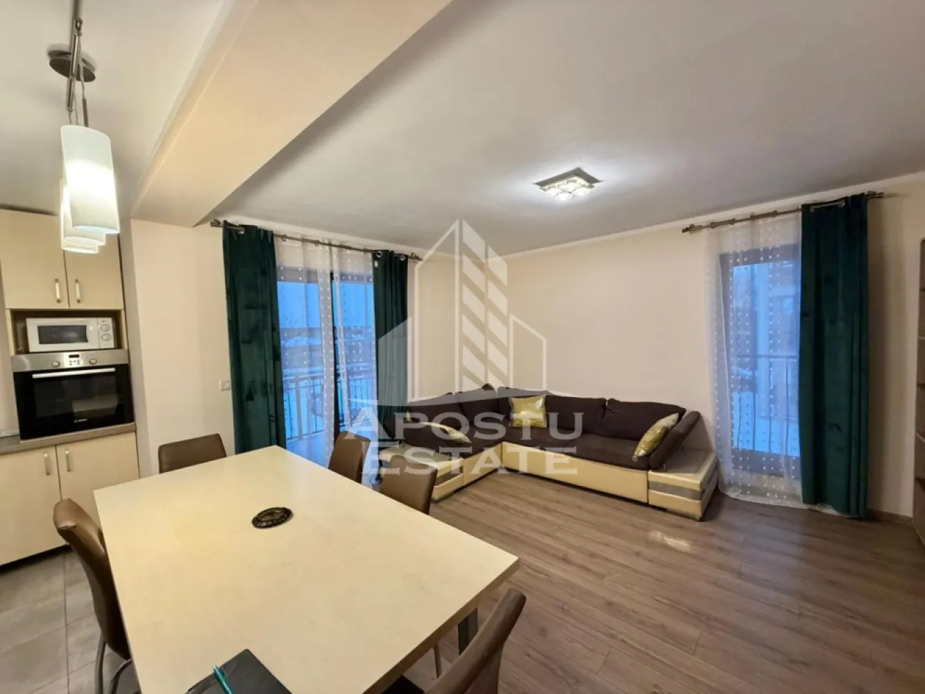 Apartament cu 3 camere de inchiriat, Calea Urseni Zone 2, Timisoara - Agentia imobiliara APOSTU ESTATE va propune spre inchiriere un apartament spatios si luminos, cu trei camere, situat in zona Calea Urseni, in proximitatea cafenelei Zone 2, Mega Image, Profi, brutarie
Suprafata utila: 64 mp
Etaj: 1

Compartimentare eficienta:
-Bucatarie deschisa, complet mobilata si utilata
-Baie dotata cu cada
-A doua baie este dotata cu cabina de dus
-Geam la baie pentru ventilatie naturala
-Doua dormitoare
-Balcon
-Living open space cu bucataria
-Numeroase spatii pentru depozitare

Confort si facilitati:
-Loc de parcare inclus in pret
-Aer conditionat
-Aragaz, frigider
-Interfon
-Apartamentul se inchiriaza mobilat si utilat
-Este pozitionat in apropierea supermarketurilor Mega Image si Profi

Ideal pentru:
-Cupluri
-Persoane singure
-Familii

Pret chirie: 450 EUR (usor negociabil)
Disponibilitate: Imediata
Programeaza o vizionare pentru a-ti putea imagina viitorul aici!
ID intern: CP2872513