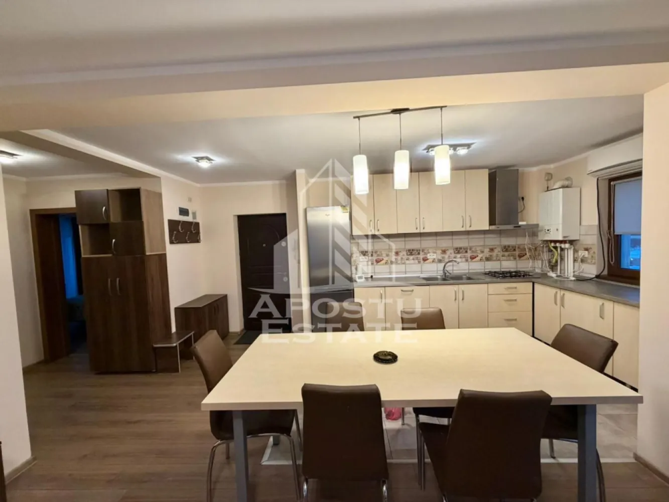 Apartament cu 3 camere de inchiriat, Calea Urseni Zone 2, Timisoara - Agentia imobiliara APOSTU ESTATE va propune spre inchiriere un apartament spatios si luminos, cu trei camere, situat in zona Calea Urseni, in proximitatea cafenelei Zone 2, Mega Image, Profi, brutarie
Suprafata utila: 64 mp
Etaj: 1

Compartimentare eficienta:
-Bucatarie deschisa, complet mobilata si utilata
-Baie dotata cu cada
-A doua baie este dotata cu cabina de dus
-Geam la baie pentru ventilatie naturala
-Doua dormitoare
-Balcon
-Living open space cu bucataria
-Numeroase spatii pentru depozitare

Confort si facilitati:
-Loc de parcare inclus in pret
-Aer conditionat
-Aragaz, frigider
-Interfon
-Apartamentul se inchiriaza mobilat si utilat
-Este pozitionat in apropierea supermarketurilor Mega Image si Profi

Ideal pentru:
-Cupluri
-Persoane singure
-Familii

Pret chirie: 450 EUR (usor negociabil)
Disponibilitate: Imediata
Programeaza o vizionare pentru a-ti putea imagina viitorul aici!
ID intern: CP2872513