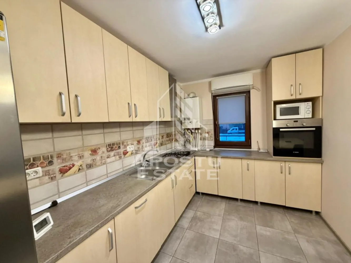 Apartament cu 3 camere de inchiriat, Calea Urseni Zone 2, Timisoara - Agentia imobiliara APOSTU ESTATE va propune spre inchiriere un apartament spatios si luminos, cu trei camere, situat in zona Calea Urseni, in proximitatea cafenelei Zone 2, Mega Image, Profi, brutarie
Suprafata utila: 64 mp
Etaj: 1

Compartimentare eficienta:
-Bucatarie deschisa, complet mobilata si utilata
-Baie dotata cu cada
-A doua baie este dotata cu cabina de dus
-Geam la baie pentru ventilatie naturala
-Doua dormitoare
-Balcon
-Living open space cu bucataria
-Numeroase spatii pentru depozitare

Confort si facilitati:
-Loc de parcare inclus in pret
-Aer conditionat
-Aragaz, frigider
-Interfon
-Apartamentul se inchiriaza mobilat si utilat
-Este pozitionat in apropierea supermarketurilor Mega Image si Profi

Ideal pentru:
-Cupluri
-Persoane singure
-Familii

Pret chirie: 450 EUR (usor negociabil)
Disponibilitate: Imediata
Programeaza o vizionare pentru a-ti putea imagina viitorul aici!
ID intern: CP2872513