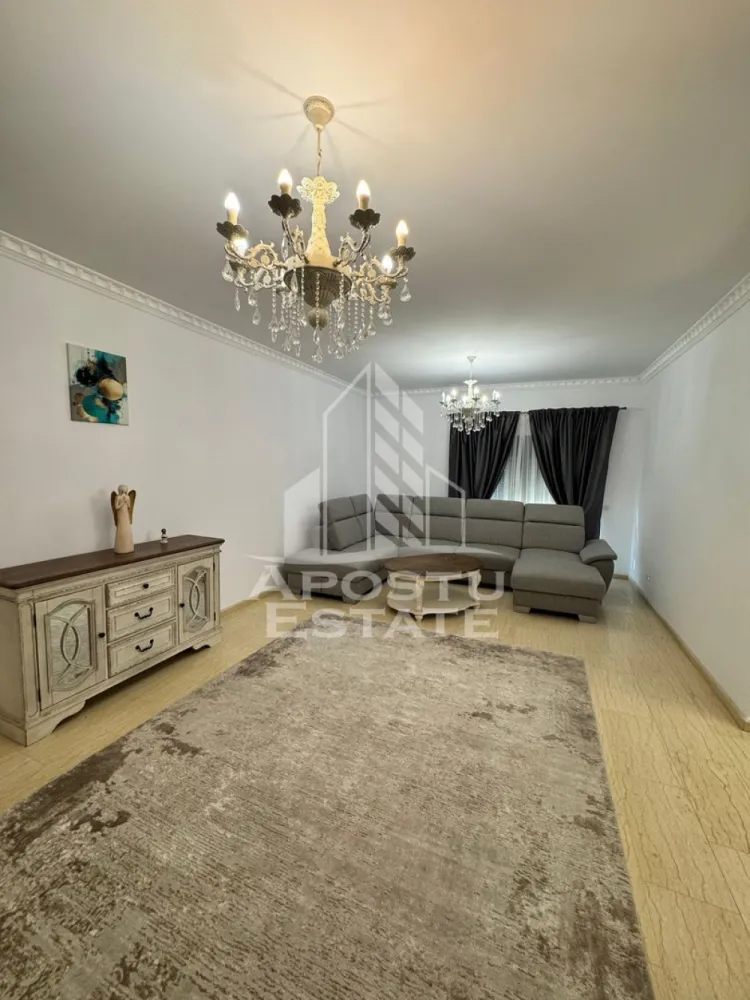 Duplex 5 camere de inchiriat,curte proprie, loc de parcare, Dumbravita - Agentia imobiliara APOSTU ESTATE va propune spre inchiriere un duplex spatios si elegant, cu 5 camere, situat intr-o zona linistita si bine conectata din Dumbravita, ideal pentru familii sau persoane care doresc un spatiu generos si confortabil.

Suprafata utila: 255mp
Compartimentare eficienta:

Hol de acces generos
Bucatarie complet mobilata si utilata, cu loc de luat masa
Living luminos si spatios
4 dormitoare mobilate si utilate complet
Baie principala cu cada si geam pentru ventilatie naturala
Baie scundara cu dus

Confort si facilitati:
Centrala termica proprie pe gaz
Aer conditionat
Terasa acoperita
Loc de parcare inclus in pret

Duplexul este complet mobilat si utilat

Localizare: Zona Dumbravita – liniste, acces facil spre oras, in apropiere de magazine, scoli si mijloace de transport in comun.

Ideal pentru:
Familii
Cupluri
Profesionisti care lucreaza remote sau au nevoie de birou acasa

Pret chirie: 1350 euro
Programeaza o vizionare!
ID intern: CP2800994