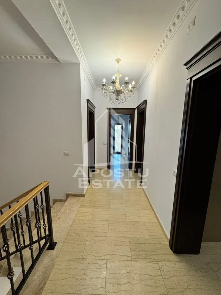 Duplex 5 camere de inchiriat,curte proprie, loc de parcare, Dumbravita - Agentia imobiliara APOSTU ESTATE va propune spre inchiriere un duplex spatios si elegant, cu 5 camere, situat intr-o zona linistita si bine conectata din Dumbravita, ideal pentru familii sau persoane care doresc un spatiu generos si confortabil.

Suprafata utila: 255mp
Compartimentare eficienta:

Hol de acces generos
Bucatarie complet mobilata si utilata, cu loc de luat masa
Living luminos si spatios
4 dormitoare mobilate si utilate complet
Baie principala cu cada si geam pentru ventilatie naturala
Baie scundara cu dus

Confort si facilitati:
Centrala termica proprie pe gaz
Aer conditionat
Terasa acoperita
Loc de parcare inclus in pret

Duplexul este complet mobilat si utilat

Localizare: Zona Dumbravita – liniste, acces facil spre oras, in apropiere de magazine, scoli si mijloace de transport in comun.

Ideal pentru:
Familii
Cupluri
Profesionisti care lucreaza remote sau au nevoie de birou acasa

Pret chirie: 1350 euro
Programeaza o vizionare!
ID intern: CP2800994