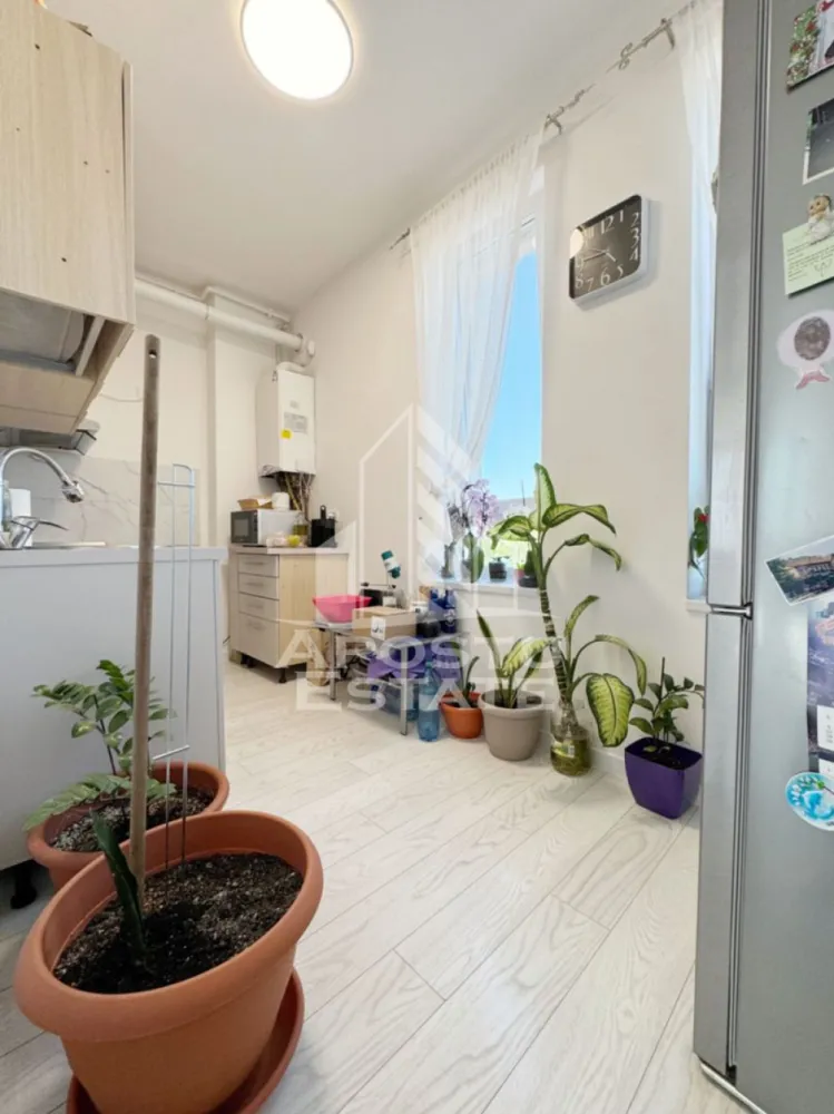 Apartament 3 camere de vanzare, 68mp utili + 2 balcoane -Calea Urseni - APOSTU ESTATE va propune spre vanzare un penthouse dispus pe 2 niveluri cu 3 camere si 2 bai, situat in Giroc, foarte aproape de Zone 2 la asfalt.
Drumul de acces spre imobil este asfaltat. In apropiere sunt magazine si supermarket-uri precum: Profi, Lidl, magazin alimentar, scoala si gradinita la o distanta de 3 minute, acces facil la mijloace de transport in comun.

Imobilul este situat la etajul 2/3 .

Suprafata este de 68 mp utili + 2 balcoane de 5mp fiecare si dispune de loc de parcare in CF.

Compartimentare:

 - hol acces 
 - living 
 - bucatarie
 - dormitor
 - baie cu dus 
 - dormitor
 - baie cu cada 

Detalii tehnice:
- constructie realizata in anul 2022 din caramida Porotherm de 30 cm.
- exterior izolat cu polistiren de 10 cm eps 80.
- tamplarie din lemn tripan cu 3 sticle pentru izolare fonica si termica superioara, foarte mari si luminoase dotate cu site, modele actuale.
- centrala proprie pe gaz, sistem eficient de incalzire prin pardoseala + termostat ambiental.
- aparataje modulare Gewiss.
- usa acces securizata, usi interioare.
- loc de parcare in cf

Utilitati complete: curent, apa de la retea, canalizare, gaz, internet prin fibra optica, cablu Tv.

Pret : 138.000 Euro negociabil
Pentru mai multe detalii nu ezitati sa ne contactati!

Acceptam orice fel de credit bancar. Oferim consultanta si solutii financiare prin colaboratorii nostri pentru a obtine cel mai avantajos credit Ipotecar sau Noua Casa.

Va asteptam cu drag la o vizionare chiar astazi!
CP 3117751