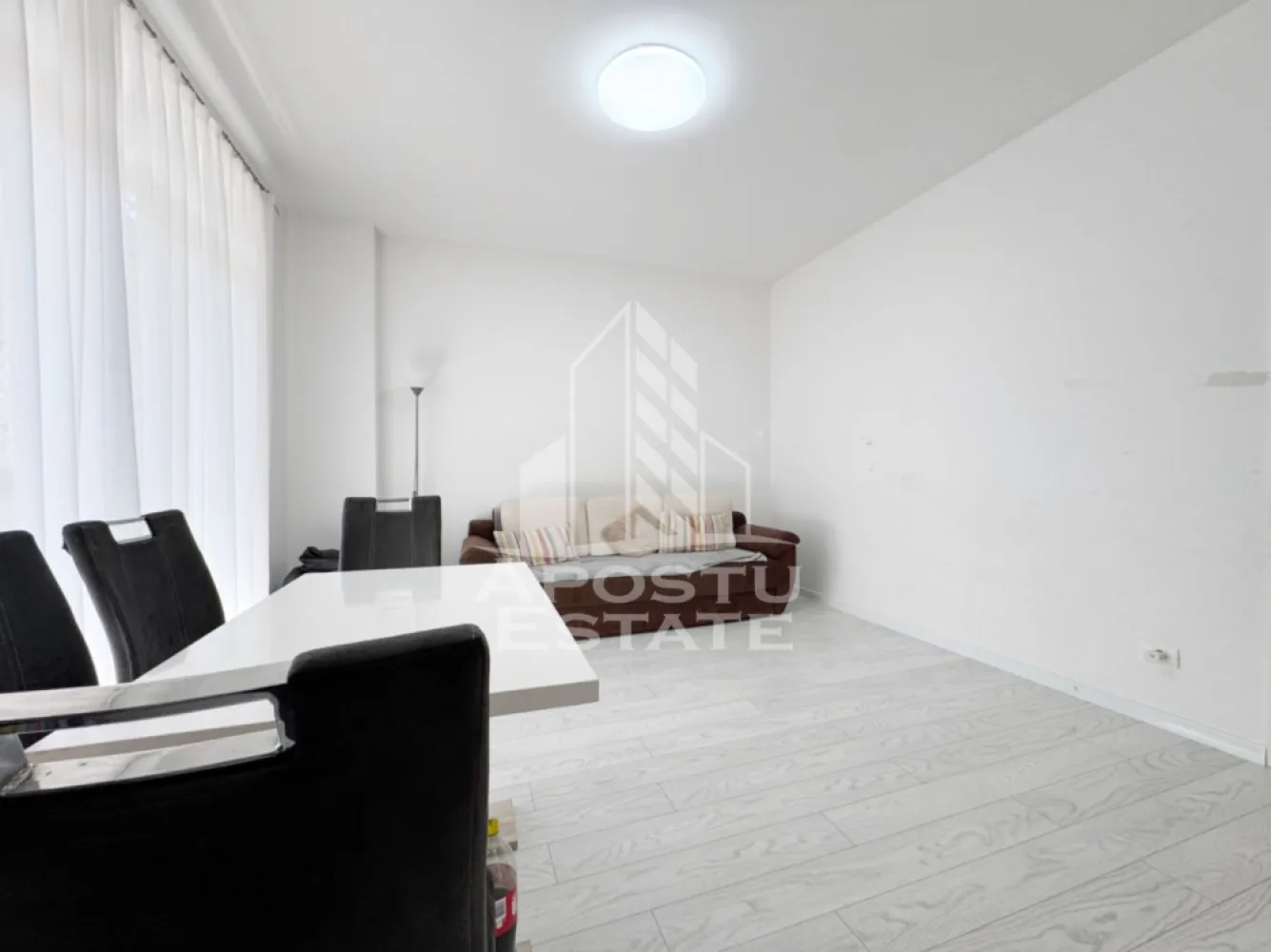 Apartament 3 camere de vanzare, 68mp utili + 2 balcoane -Calea Urseni - APOSTU ESTATE va propune spre vanzare un penthouse dispus pe 2 niveluri cu 3 camere si 2 bai, situat in Giroc, foarte aproape de Zone 2 la asfalt.
Drumul de acces spre imobil este asfaltat. In apropiere sunt magazine si supermarket-uri precum: Profi, Lidl, magazin alimentar, scoala si gradinita la o distanta de 3 minute, acces facil la mijloace de transport in comun.

Imobilul este situat la etajul 2/3 .

Suprafata este de 68 mp utili + 2 balcoane de 5mp fiecare si dispune de loc de parcare in CF.

Compartimentare:

 - hol acces 
 - living 
 - bucatarie
 - dormitor
 - baie cu dus 
 - dormitor
 - baie cu cada 

Detalii tehnice:
- constructie realizata in anul 2022 din caramida Porotherm de 30 cm.
- exterior izolat cu polistiren de 10 cm eps 80.
- tamplarie din lemn tripan cu 3 sticle pentru izolare fonica si termica superioara, foarte mari si luminoase dotate cu site, modele actuale.
- centrala proprie pe gaz, sistem eficient de incalzire prin pardoseala + termostat ambiental.
- aparataje modulare Gewiss.
- usa acces securizata, usi interioare.
- loc de parcare in cf

Utilitati complete: curent, apa de la retea, canalizare, gaz, internet prin fibra optica, cablu Tv.

Pret : 138.000 Euro negociabil
Pentru mai multe detalii nu ezitati sa ne contactati!

Acceptam orice fel de credit bancar. Oferim consultanta si solutii financiare prin colaboratorii nostri pentru a obtine cel mai avantajos credit Ipotecar sau Noua Casa.

Va asteptam cu drag la o vizionare chiar astazi!
CP 3117751