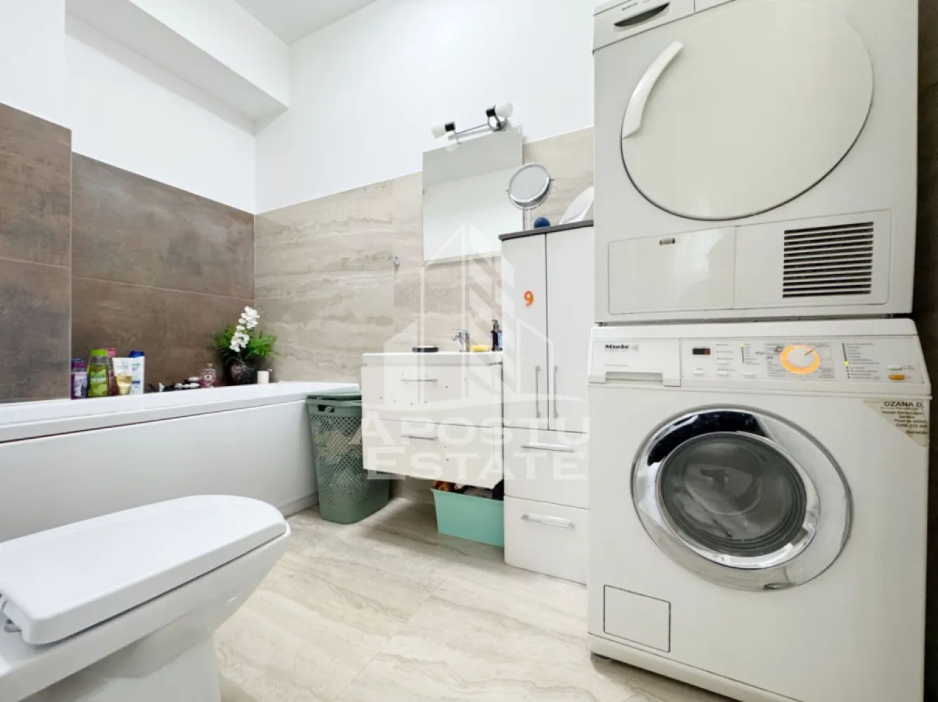 Apartament 3 camere de vanzare, 68mp utili + 2 balcoane -Calea Urseni - APOSTU ESTATE va propune spre vanzare un penthouse dispus pe 2 niveluri cu 3 camere si 2 bai, situat in Giroc, foarte aproape de Zone 2 la asfalt.
Drumul de acces spre imobil este asfaltat. In apropiere sunt magazine si supermarket-uri precum: Profi, Lidl, magazin alimentar, scoala si gradinita la o distanta de 3 minute, acces facil la mijloace de transport in comun.

Imobilul este situat la etajul 2/3 .

Suprafata este de 68 mp utili + 2 balcoane de 5mp fiecare si dispune de loc de parcare in CF.

Compartimentare:

 - hol acces 
 - living 
 - bucatarie
 - dormitor
 - baie cu dus 
 - dormitor
 - baie cu cada 

Detalii tehnice:
- constructie realizata in anul 2022 din caramida Porotherm de 30 cm.
- exterior izolat cu polistiren de 10 cm eps 80.
- tamplarie din lemn tripan cu 3 sticle pentru izolare fonica si termica superioara, foarte mari si luminoase dotate cu site, modele actuale.
- centrala proprie pe gaz, sistem eficient de incalzire prin pardoseala + termostat ambiental.
- aparataje modulare Gewiss.
- usa acces securizata, usi interioare.
- loc de parcare in cf

Utilitati complete: curent, apa de la retea, canalizare, gaz, internet prin fibra optica, cablu Tv.

Pret : 138.000 Euro negociabil
Pentru mai multe detalii nu ezitati sa ne contactati!

Acceptam orice fel de credit bancar. Oferim consultanta si solutii financiare prin colaboratorii nostri pentru a obtine cel mai avantajos credit Ipotecar sau Noua Casa.

Va asteptam cu drag la o vizionare chiar astazi!
CP 3117751