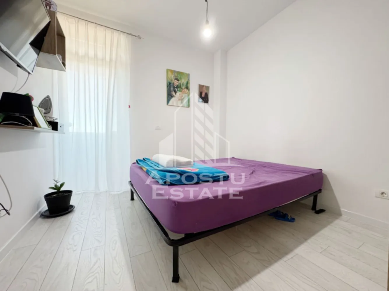 Apartament 3 camere de vanzare, 68mp utili + 2 balcoane -Calea Urseni - APOSTU ESTATE va propune spre vanzare un penthouse dispus pe 2 niveluri cu 3 camere si 2 bai, situat in Giroc, foarte aproape de Zone 2 la asfalt.
Drumul de acces spre imobil este asfaltat. In apropiere sunt magazine si supermarket-uri precum: Profi, Lidl, magazin alimentar, scoala si gradinita la o distanta de 3 minute, acces facil la mijloace de transport in comun.

Imobilul este situat la etajul 2/3 .

Suprafata este de 68 mp utili + 2 balcoane de 5mp fiecare si dispune de loc de parcare in CF.

Compartimentare:

 - hol acces 
 - living 
 - bucatarie
 - dormitor
 - baie cu dus 
 - dormitor
 - baie cu cada 

Detalii tehnice:
- constructie realizata in anul 2022 din caramida Porotherm de 30 cm.
- exterior izolat cu polistiren de 10 cm eps 80.
- tamplarie din lemn tripan cu 3 sticle pentru izolare fonica si termica superioara, foarte mari si luminoase dotate cu site, modele actuale.
- centrala proprie pe gaz, sistem eficient de incalzire prin pardoseala + termostat ambiental.
- aparataje modulare Gewiss.
- usa acces securizata, usi interioare.
- loc de parcare in cf

Utilitati complete: curent, apa de la retea, canalizare, gaz, internet prin fibra optica, cablu Tv.

Pret : 138.000 Euro negociabil
Pentru mai multe detalii nu ezitati sa ne contactati!

Acceptam orice fel de credit bancar. Oferim consultanta si solutii financiare prin colaboratorii nostri pentru a obtine cel mai avantajos credit Ipotecar sau Noua Casa.

Va asteptam cu drag la o vizionare chiar astazi!
CP 3117751