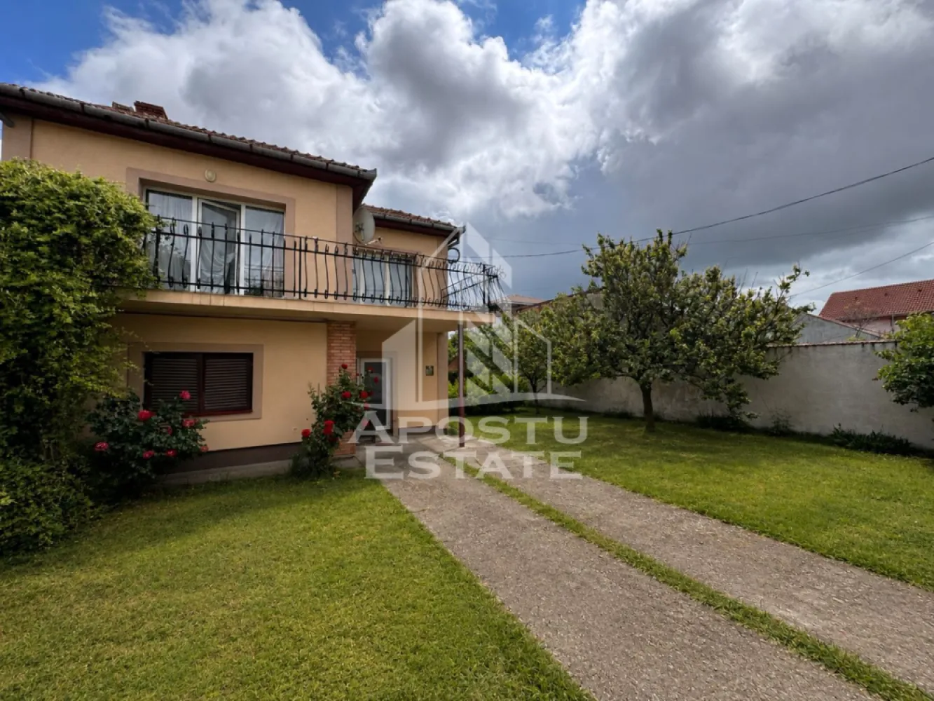 Comision 0%! Casa cu 8 camere, teren 648mp, zona Fratelia, Timisoara - Agentie imobiliara, APOSTU ESTATE va propune spre vanzare, in Reprezentare Exclusiva si comision 0% pentru cumparator, o casa individuala aflata in cartierul Fratelia, pe strada Berzei, din Timisoara.

Terenul total este de 648mp, cu un front stradal de 18ml.

Casa este dispusa pe 2 niveluri, P+E si are o suprafata utila de aproximativ 200mp, compartimentata astfel:
Parter:
- 3 camere (din care 1 sufragerie open-space cu bucatarie)
- 1 baie cu geam
- 1 hol de acces

Extindere parter:
- 1 camera
- 1 baie cu geam
- 1 bucatarie
- 1 camara
- 1 spatiu de depozitare

Etaj:
- 3 camere
- 2 bai cu geam
- 1 bucatarie
- 1 camara
- 1 balcon
- 1 terasa

In curte este si o anexa de aproximativ 50mp, compartimentata astfel:
- 1 garaj
- 1 birou la mansarda anexei
- 1 spatiu de depozitare, facut din lemn, de aproximativ 10mp

Confortul termic este asigurat prin interemediul celor 2 centrale termice proprii si este sustinut de izolatia exterioara.

Proprietatea are acces la etaj, prin scara interioara, cat si prin exterior, astfel proprietatea poate fi folosita pentru 2 familii.

Avand in vedere suprafata mare utila, destinatia proprietatii poate fi schimbata pentru locatie afterschool sau gradinita, spatiu de birouri etc.

Oferim consultanta gratuita cu privire la accesarea creditelor bancare pentru achizitii imobiliare.

Nu ezitati sa ne contactati pentru stabilirea unei vizionari au alte detalii suplimentare.

ID intern: CP3120868