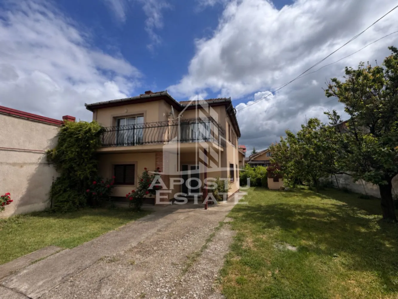 Comision 0%! Casa cu 8 camere, teren 648mp, zona Fratelia, Timisoara - Agentie imobiliara, APOSTU ESTATE va propune spre vanzare, in Reprezentare Exclusiva si comision 0% pentru cumparator, o casa individuala aflata in cartierul Fratelia, pe strada Berzei, din Timisoara.

Terenul total este de 648mp, cu un front stradal de 18ml.

Casa este dispusa pe 2 niveluri, P+E si are o suprafata utila de aproximativ 200mp, compartimentata astfel:
Parter:
- 3 camere (din care 1 sufragerie open-space cu bucatarie)
- 1 baie cu geam
- 1 hol de acces

Extindere parter:
- 1 camera
- 1 baie cu geam
- 1 bucatarie
- 1 camara
- 1 spatiu de depozitare

Etaj:
- 3 camere
- 2 bai cu geam
- 1 bucatarie
- 1 camara
- 1 balcon
- 1 terasa

In curte este si o anexa de aproximativ 50mp, compartimentata astfel:
- 1 garaj
- 1 birou la mansarda anexei
- 1 spatiu de depozitare, facut din lemn, de aproximativ 10mp

Confortul termic este asigurat prin interemediul celor 2 centrale termice proprii si este sustinut de izolatia exterioara.

Proprietatea are acces la etaj, prin scara interioara, cat si prin exterior, astfel proprietatea poate fi folosita pentru 2 familii.

Avand in vedere suprafata mare utila, destinatia proprietatii poate fi schimbata pentru locatie afterschool sau gradinita, spatiu de birouri etc.

Oferim consultanta gratuita cu privire la accesarea creditelor bancare pentru achizitii imobiliare.

Nu ezitati sa ne contactati pentru stabilirea unei vizionari au alte detalii suplimentare.

ID intern: CP3120868