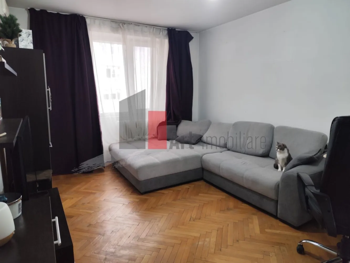 0% Comision - Apartament de vanzare in zona Basarabia/Arena Nationala - Apartament 2 camere de vânzare – zonă liniștită | Aproape de Arena Națională | Renovat

Se oferă spre vânzare un apartament de 2 camere, semidecomandat, situat într-o zonă curată și liniștită, retras de la bulevard, ceea ce oferă un plus de confort și intimitate. Proprietatea se află în apropiere de Arena Națională și oferă acces rapid la punctele de interes și mijloacele de transport.

Apartamentul are o suprafață utilă de aproximativ 53 mp și este amplasat la etajul 3 din 4 al unui imobil construit în anul 1969, bloc solid, fără risc seismic, reabilitat termic.

Compartimentare:

Living luminos

Dormitor spațios

Bucătărie închisă

Baie

Hol

Balcon închis

Apartamentul beneficiază de lumină naturală în fiecare cameră, iar poziționarea geamurilor către spatele blocului oferă liniște și confort, ferit de zgomotul bulevardului.

Dotări și facilități:

Apartament cu renovări majore realizate, pregătit pentru utilizare imediată

Complet mobilat

Bloc izolat termic

Încălzire prin sistem de termoficare

Lumină naturală abundentă în fiecare cameră

Loc de parcare disponibil

Avantaje:

Zonă liniștită și verde

Imobil retras de la bulevard, ferit de zgomot

Acces facil către transport public

Stația de metrou Piața Muncii la aproximativ 15–20 minute de mers pe jos

Proximitate față de Arena Națională

Ideal atât pentru locuit, cât și pentru investiție

Alte informații:

Etaj 3 din 4

Nu se percepe comision

Acest apartament reprezintă o alegere excelentă pentru cei care caută un spațiu confortabil, luminos și pregătit pentru mutare imediată, într-o zonă sigură și liniștită, dar cu acces rapid către principalele puncte de interes ale orașului.