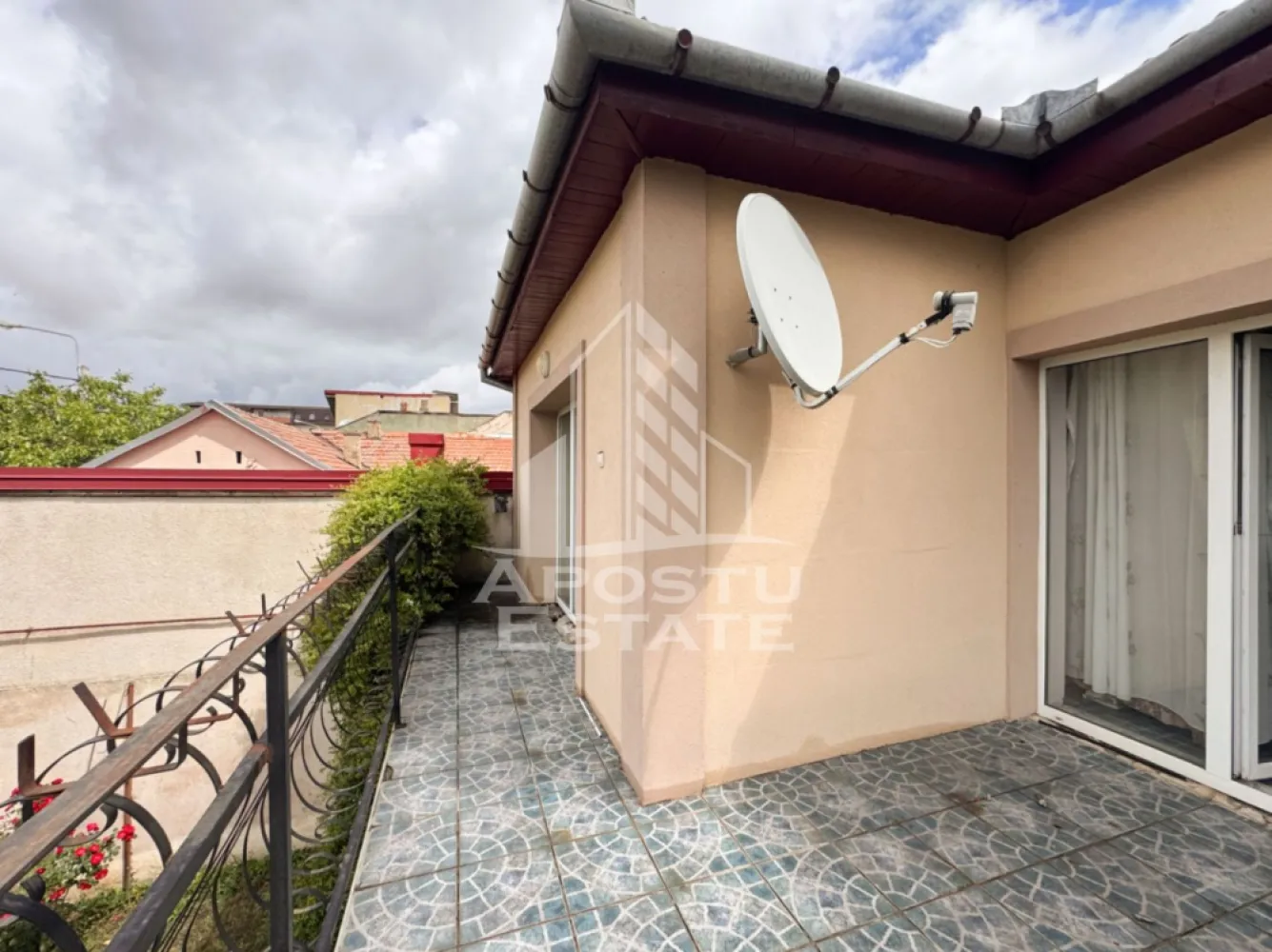 Comision 0%! Casa cu 8 camere, teren 648mp, zona Fratelia, Timisoara - Agentie imobiliara, APOSTU ESTATE va propune spre vanzare, in Reprezentare Exclusiva si comision 0% pentru cumparator, o casa individuala aflata in cartierul Fratelia, pe strada Berzei, din Timisoara.

Terenul total este de 648mp, cu un front stradal de 18ml.

Casa este dispusa pe 2 niveluri, P+E si are o suprafata utila de aproximativ 200mp, compartimentata astfel:
Parter:
- 3 camere (din care 1 sufragerie open-space cu bucatarie)
- 1 baie cu geam
- 1 hol de acces

Extindere parter:
- 1 camera
- 1 baie cu geam
- 1 bucatarie
- 1 camara
- 1 spatiu de depozitare

Etaj:
- 3 camere
- 2 bai cu geam
- 1 bucatarie
- 1 camara
- 1 balcon
- 1 terasa

In curte este si o anexa de aproximativ 50mp, compartimentata astfel:
- 1 garaj
- 1 birou la mansarda anexei
- 1 spatiu de depozitare, facut din lemn, de aproximativ 10mp

Confortul termic este asigurat prin interemediul celor 2 centrale termice proprii si este sustinut de izolatia exterioara.

Proprietatea are acces la etaj, prin scara interioara, cat si prin exterior, astfel proprietatea poate fi folosita pentru 2 familii.

Avand in vedere suprafata mare utila, destinatia proprietatii poate fi schimbata pentru locatie afterschool sau gradinita, spatiu de birouri etc.

Oferim consultanta gratuita cu privire la accesarea creditelor bancare pentru achizitii imobiliare.

Nu ezitati sa ne contactati pentru stabilirea unei vizionari au alte detalii suplimentare.

ID intern: CP3120868
