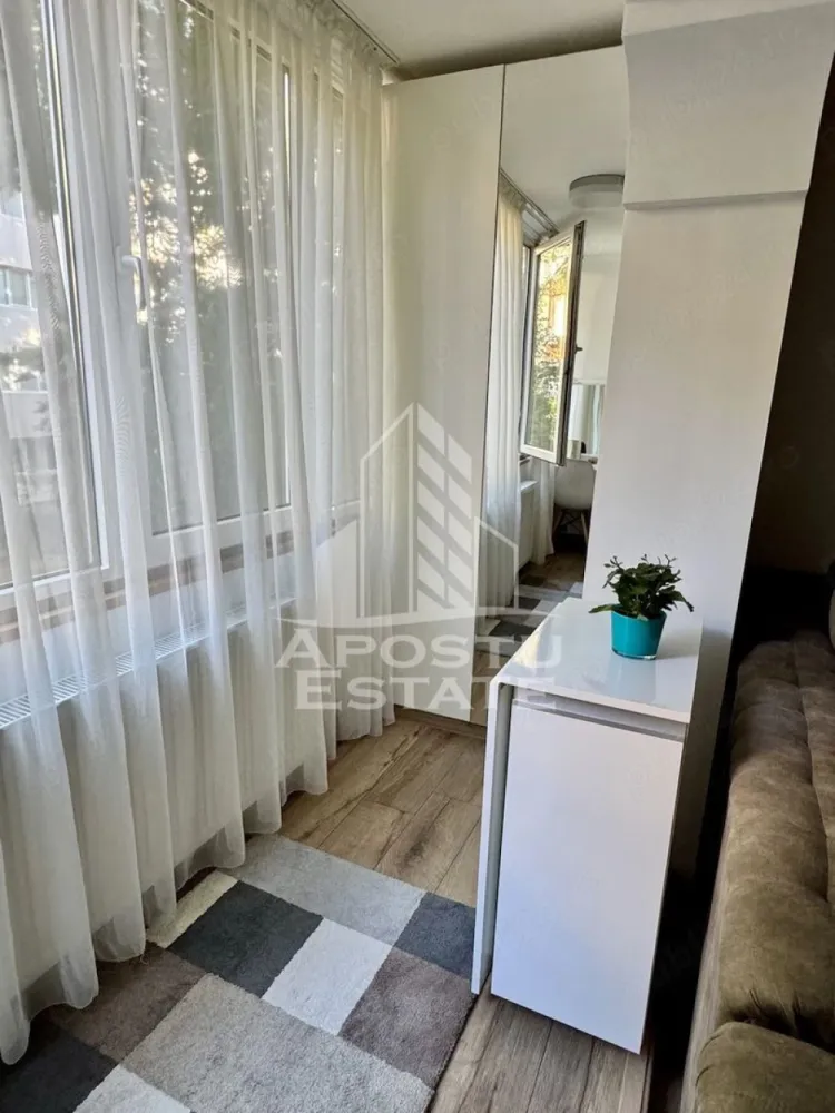 Apartament 2 camere de vanzare, etaj 1, zona Sagului, Timisoara - Agentia imobiliara APOSTU ESTATE va ofera spre vanzare un apartament modern cu 2 camere, complet mobilat si utilat, localizat in judetul Timis, Timisoara, zona Sagului.
Apartamentul are o suprafata de 49 mp utili si este situat la etajul 1 din 5 intr-un bloc cu lift.
- Hol de acces
- Bucatarie
- Debara
- Living
- Dormitor
- Baie
- Balcon
Confortul termic este asigurat prin intermediul centralei proprii pe gaz.
Zona cu numeroase facilitati si puncte de interes precum: acces rapid si usor la mijloacele de transport in comun, mall-ul Shopping City la cateva minute distanta, si alte supermarket-uri in apropiere, farmacii, institutii de invatamant, restaurante, baruri, cafenele si multe altele.
Agentia imobiliara Apostu Estate va ofera consultanta bancara gratuita prin intermediul colaboratorilor nostri pentru alegerea celui mai potrivit tip de credit, astfel incat tu sa devi noul proprietar al acestui apartament.
Va asteptam cu drag la o vizionare!
ID intern: CP3120008.