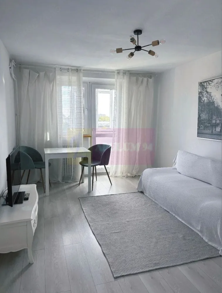Apartament 2 camere Drumul Taberei - Agentia Imobiliara Apulum 94, va ofera spre vanzare,
Apartament 2 camere mobilat și utilat într-o zonă liniștită din București, Sector 6, cartier Drumul Taberei, metrou Valea Ialomiței.

Apartamentul este decomandat, situat la etajul 5 și este compus din living cu balcon, dormitor, bucătărie, baie și hol. Acesta a fost renovat recent,instalația electrică și termică a fost înlocuită în totalitate.
Dispune de următoarele : mobilier, TV, internet WiFi ,boiler in cazul situațiilor neplăcute, mașina de spălat, frigider, plită, cuptor, aparat cafea, aer condiționat.
Blocul a fost reabilitat termic

Este poziționat lângă intrarea de metrou Valea Ialomiței, iar în imediata apropiere se află următoarele :
 Grădiniță nr. 210
 Școala nr. 206
 Parc Moghioros, parc Constantin Brâncuși
 Centre comerciale Mall Plaza, Kaufland, Auchan
 Săli fitness: Be live, Sas Gym, 700 fit etc