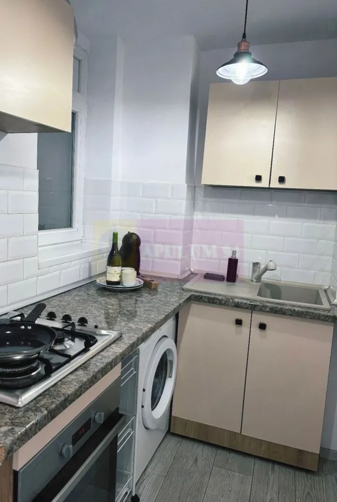 Apartament 2 camere Drumul Taberei - Agentia Imobiliara Apulum 94, va ofera spre vanzare,
Apartament 2 camere mobilat și utilat într-o zonă liniștită din București, Sector 6, cartier Drumul Taberei, metrou Valea Ialomiței.

Apartamentul este decomandat, situat la etajul 5 și este compus din living cu balcon, dormitor, bucătărie, baie și hol. Acesta a fost renovat recent,instalația electrică și termică a fost înlocuită în totalitate.
Dispune de următoarele : mobilier, TV, internet WiFi ,boiler in cazul situațiilor neplăcute, mașina de spălat, frigider, plită, cuptor, aparat cafea, aer condiționat.
Blocul a fost reabilitat termic

Este poziționat lângă intrarea de metrou Valea Ialomiței, iar în imediata apropiere se află următoarele :
 Grădiniță nr. 210
 Școala nr. 206
 Parc Moghioros, parc Constantin Brâncuși
 Centre comerciale Mall Plaza, Kaufland, Auchan
 Săli fitness: Be live, Sas Gym, 700 fit etc