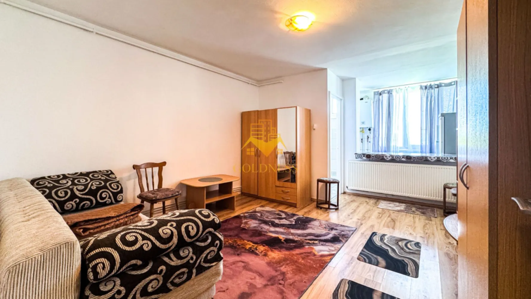 O camere, 31 mp, Gheorheni, Constantin Brancusi Zona BT, Mega Image - GOLDNESS Imobiliare vă propune spre închiriere un apartament cu o camera complet mobilata și utilata, la Parter într-un imobil de 4 etaje, în Cartierul Gheorgheni.
Posibilitate de parcare in zona
Se află în apropierea stațiilor de transport în comun, magazine, restaurante, spații verzi, farmacii, etc. 

Apartamentul este compartimentat astfel:
- canapea extensibila, spatiu pentru depozitare, dulap pentru haine, masuta pentru cafea
- bucatarie complet mobilata, utilata, loc de luat masa

Imobilul este dotat cu toate cele necesare- centrală proprie, frigider, aragaz, hotă, mașină de spălat haine, etc. 

Dacă sunteți interesați de acest apartament și doriți să îl vizionați, dar și pentru alte oferte nu ezitați să ne contactați telefonic sau prin e-mail. Vă stăm la dispoziție!

Pentru intermediere se percepe un comision de 50% din prețul chiriei!