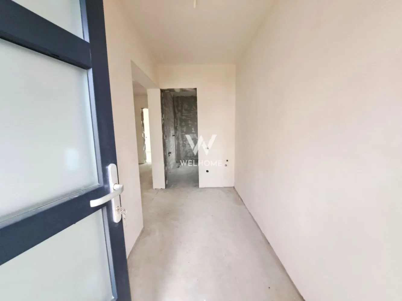 Casa Noua 4 camere, pivnita, terasa, 300 teren - Casa cu pivnita, 2 terase, curte - Sibiu, Calea Cisnadiei Zona rezidentiala noua - doar case - 3 km de Lidl Arhitectilor si la fel de Lidl Cisnadie !! Casa este nou construita, intabulata - se poate cumpara imediat !! Cuprinde 120 mp - parter si etaj + 2 terase si o pivnita, teren 300 mp La parter - hol cu spatiu garderoba, baie, living, bucatarie cu dinning si acces la terasa - 16 mp La etaj - dormitor matrimonial cu baie si balcon, hol, 2 dormitoare secundare si o baie Pivnita 20 mp, ideala pentru gospodari + 20 mp terasa acoperita Curtea gazduieste 2 auto, are pavaj si zona verde Casa are incalzire in pardoseala si pompa de caldura, geamuri termopan 3 foi sticla = confort si eficienta termica O casa buna, cu spatii generoase si priveliste frumoasa !! Acum poate fi a ta - De Craciun poti fi ACASA !! Pret vanzare 212.000 Euro }}