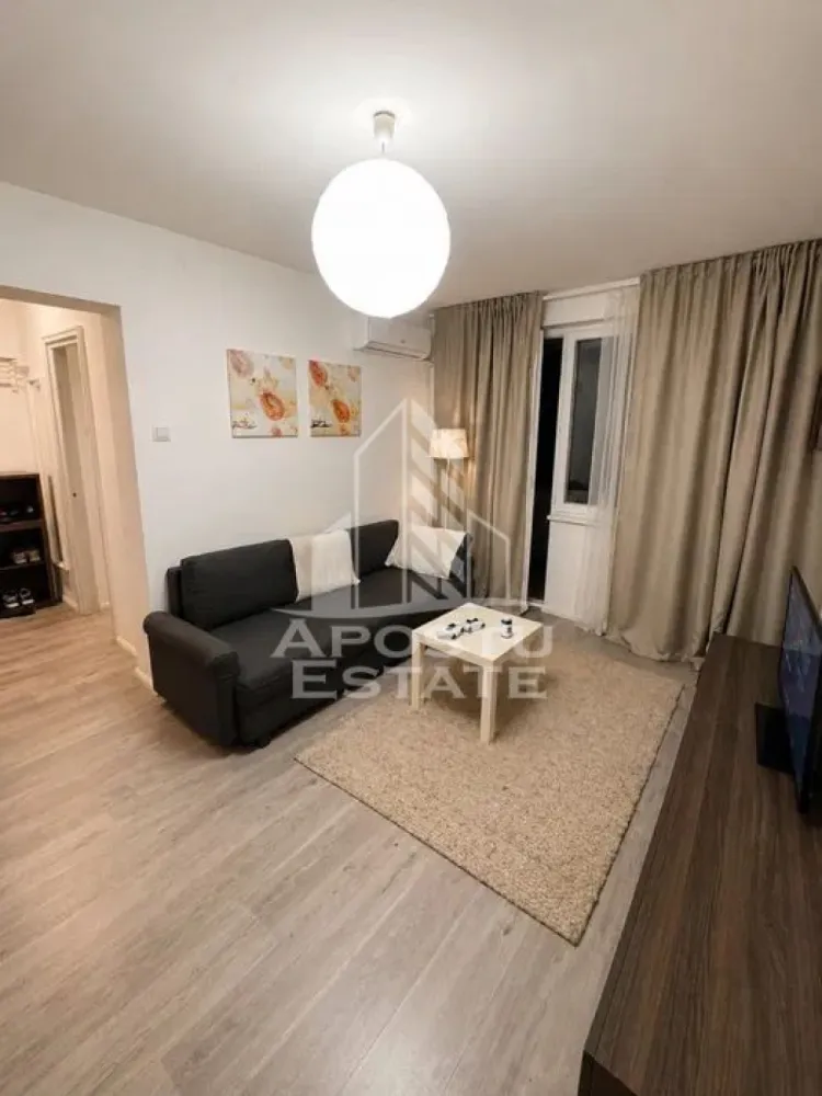 Apartament cu 2 camere, de inchiriat, zona Tipografilor, Centrala - Agentia imobiliara APOSTU ESTATE va propune spre inchiriere un apartament cu 2 camere, spatios si luminos, situat in zona Tipografilor, o zona linistita si bine pozitionata din Timisoara, potrivit pentru cupluri,familii, sau studenti care isi doresc o locuinta unde sa se simta confortabil si cu acces facil catre scoli, statii de autobuz, supermarketuri , magazine de zona, parcuri.

Suprafata utila: 65 mp
Compartimentare eficienta:
-Hol de acces generos.
-Living luminos si spatios.
-Bucatarie inchisa, mobilata si utilata.
-Dormitor mobilat si utilat.
-Baie prevazuta cu cabina de dus.

Confort si facilitati:
-Incalzirea apartamentului: Calorifere, Centrala proprie.
-Apartamentul este complet mobilat si utilat.
-Se accepta animale de companie de catre proprietar

Localizare:
-Timis,Timisoara, zona Tipografilor – acces facil spre Piata Unirii, Iulius Town, Facultatea de litere.

Ideal pentru:
-Familii
-Cupluri
-Studenti

Disponibilitate: imediata
Pret chirie lunara: 400 euro ( usor negociabil)
Programeaza o vizionare pentru a-ti putea imagina viitorul aici!
ID intern: CP3122295