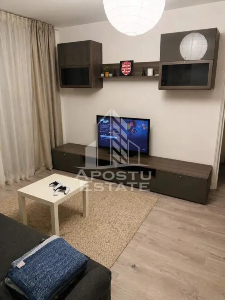 Apartament cu 2 camere, de inchiriat, zona Tipografilor, Centrala - Agentia imobiliara APOSTU ESTATE va propune spre inchiriere un apartament cu 2 camere, spatios si luminos, situat in zona Tipografilor, o zona linistita si bine pozitionata din Timisoara, potrivit pentru cupluri,familii, sau studenti care isi doresc o locuinta unde sa se simta confortabil si cu acces facil catre scoli, statii de autobuz, supermarketuri , magazine de zona, parcuri.

Suprafata utila: 65 mp
Compartimentare eficienta:
-Hol de acces generos.
-Living luminos si spatios.
-Bucatarie inchisa, mobilata si utilata.
-Dormitor mobilat si utilat.
-Baie prevazuta cu cabina de dus.

Confort si facilitati:
-Incalzirea apartamentului: Calorifere, Centrala proprie.
-Apartamentul este complet mobilat si utilat.
-Se accepta animale de companie de catre proprietar

Localizare:
-Timis,Timisoara, zona Tipografilor – acces facil spre Piata Unirii, Iulius Town, Facultatea de litere.

Ideal pentru:
-Familii
-Cupluri
-Studenti

Disponibilitate: imediata
Pret chirie lunara: 400 euro ( usor negociabil)
Programeaza o vizionare pentru a-ti putea imagina viitorul aici!
ID intern: CP3122295