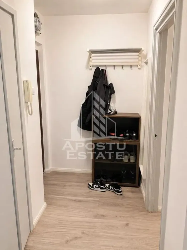 Apartament cu 2 camere, de inchiriat, zona Tipografilor, Centrala - Agentia imobiliara APOSTU ESTATE va propune spre inchiriere un apartament cu 2 camere, spatios si luminos, situat in zona Tipografilor, o zona linistita si bine pozitionata din Timisoara, potrivit pentru cupluri,familii, sau studenti care isi doresc o locuinta unde sa se simta confortabil si cu acces facil catre scoli, statii de autobuz, supermarketuri , magazine de zona, parcuri.

Suprafata utila: 65 mp
Compartimentare eficienta:
-Hol de acces generos.
-Living luminos si spatios.
-Bucatarie inchisa, mobilata si utilata.
-Dormitor mobilat si utilat.
-Baie prevazuta cu cabina de dus.

Confort si facilitati:
-Incalzirea apartamentului: Calorifere, Centrala proprie.
-Apartamentul este complet mobilat si utilat.
-Se accepta animale de companie de catre proprietar

Localizare:
-Timis,Timisoara, zona Tipografilor – acces facil spre Piata Unirii, Iulius Town, Facultatea de litere.

Ideal pentru:
-Familii
-Cupluri
-Studenti

Disponibilitate: imediata
Pret chirie lunara: 400 euro ( usor negociabil)
Programeaza o vizionare pentru a-ti putea imagina viitorul aici!
ID intern: CP3122295
