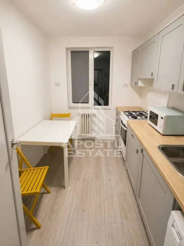 Apartament cu 2 camere, de inchiriat, zona Tipografilor, Centrala - Agentia imobiliara APOSTU ESTATE va propune spre inchiriere un apartament cu 2 camere, spatios si luminos, situat in zona Tipografilor, o zona linistita si bine pozitionata din Timisoara, potrivit pentru cupluri,familii, sau studenti care isi doresc o locuinta unde sa se simta confortabil si cu acces facil catre scoli, statii de autobuz, supermarketuri , magazine de zona, parcuri.

Suprafata utila: 65 mp
Compartimentare eficienta:
-Hol de acces generos.
-Living luminos si spatios.
-Bucatarie inchisa, mobilata si utilata.
-Dormitor mobilat si utilat.
-Baie prevazuta cu cabina de dus.

Confort si facilitati:
-Incalzirea apartamentului: Calorifere, Centrala proprie.
-Apartamentul este complet mobilat si utilat.
-Se accepta animale de companie de catre proprietar

Localizare:
-Timis,Timisoara, zona Tipografilor – acces facil spre Piata Unirii, Iulius Town, Facultatea de litere.

Ideal pentru:
-Familii
-Cupluri
-Studenti

Disponibilitate: imediata
Pret chirie lunara: 400 euro ( usor negociabil)
Programeaza o vizionare pentru a-ti putea imagina viitorul aici!
ID intern: CP3122295