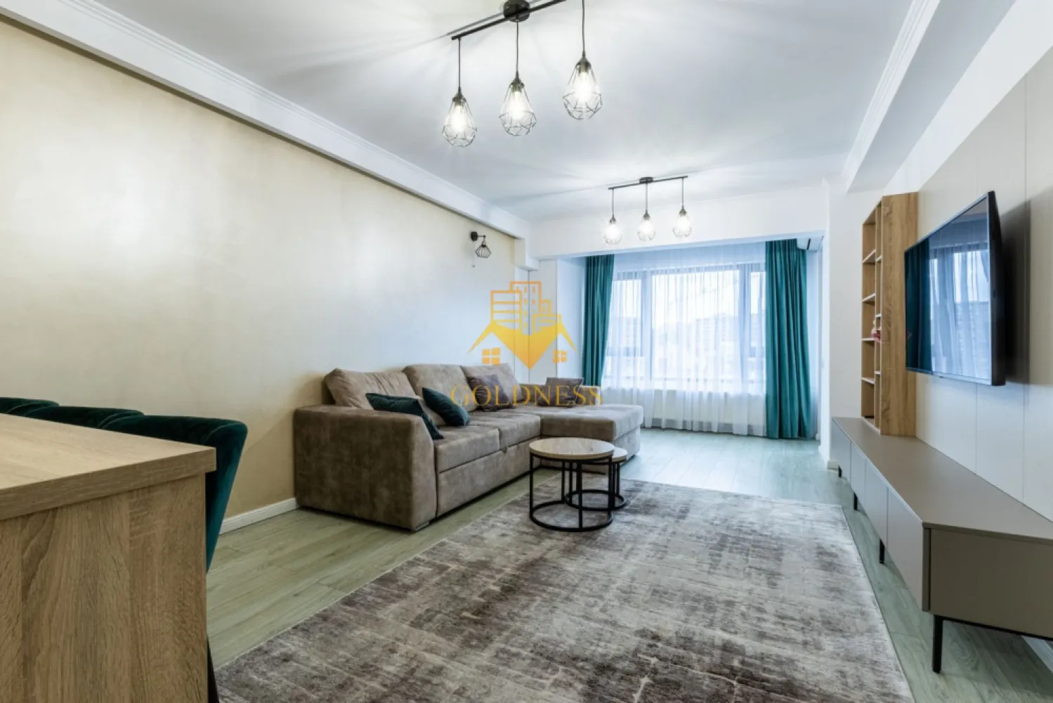 2 camere, modern, garaj, zona Centrala, Platinia, Usamv, Motilor - GOLDNESS Imobiliare va oferă spre închiriere un apartament cu 2 camere semidecomandat, aflat în cartierul Plopilor, la 5 minute pe jos de Platinia, USAMV, Cluj Arena şi parcul central. Accesul facil la transportul în comun, staţia de tramvai fiind la 2 minute de mers pe jos. Blocul , finisat în 2019, este certificat energetic clasa A, dispune de lift, curte interioară, loc de joacă. Suprafaţa utilă este de 58 mp, la care se adaugă şi un balcon de 4 mp. Compartimentarea este urmatoarea: 1 living cu bucătărie, 1 dormitor, 1 baie, 1 balcon. Apartamentul este la prima închiriere şi este dotat cu aer condiţionat, maşină de spălat rufe, maşină de spălat vase, Smart TV. Se inchiriaza complet mobilat si utilat cu: mobilier modern executat la comandă şi electrocasnice de ultimă generaţie. Orientarea acestuia este spre Sud-Est. Dispune de parcare subterana !. Dacă va interesează aceasta oferta ne puteți contacta la numărul de telefon de mai sus. Va așteptăm la vizionare! CP2322056
Se poate inchiria parcare subterana cu 50 euro!
Pentru intermediere se percepe un comision de 50% din prețul chiriei!