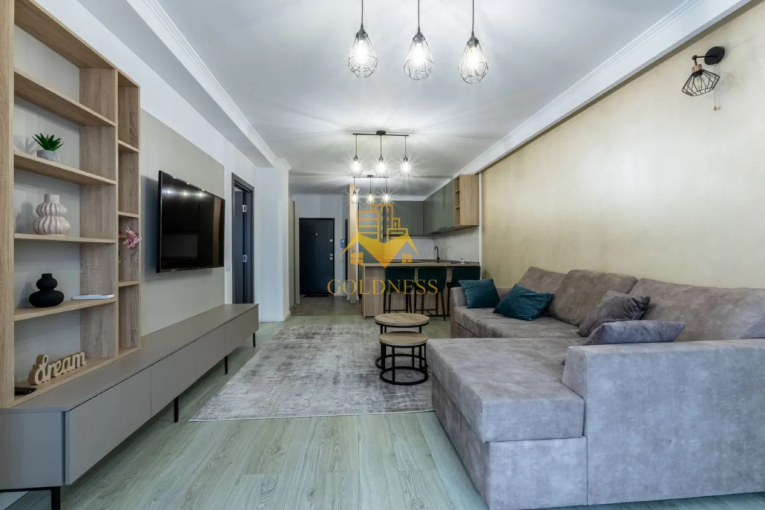 2 camere, modern, garaj, zona Centrala, Platinia, Usamv, Motilor - GOLDNESS Imobiliare va oferă spre închiriere un apartament cu 2 camere semidecomandat, aflat în cartierul Plopilor, la 5 minute pe jos de Platinia, USAMV, Cluj Arena şi parcul central. Accesul facil la transportul în comun, staţia de tramvai fiind la 2 minute de mers pe jos. Blocul , finisat în 2019, este certificat energetic clasa A, dispune de lift, curte interioară, loc de joacă. Suprafaţa utilă este de 58 mp, la care se adaugă şi un balcon de 4 mp. Compartimentarea este urmatoarea: 1 living cu bucătărie, 1 dormitor, 1 baie, 1 balcon. Apartamentul este la prima închiriere şi este dotat cu aer condiţionat, maşină de spălat rufe, maşină de spălat vase, Smart TV. Se inchiriaza complet mobilat si utilat cu: mobilier modern executat la comandă şi electrocasnice de ultimă generaţie. Orientarea acestuia este spre Sud-Est. Dispune de parcare subterana !. Dacă va interesează aceasta oferta ne puteți contacta la numărul de telefon de mai sus. Va așteptăm la vizionare! CP2322056
Se poate inchiria parcare subterana cu 50 euro!
Pentru intermediere se percepe un comision de 50% din prețul chiriei!