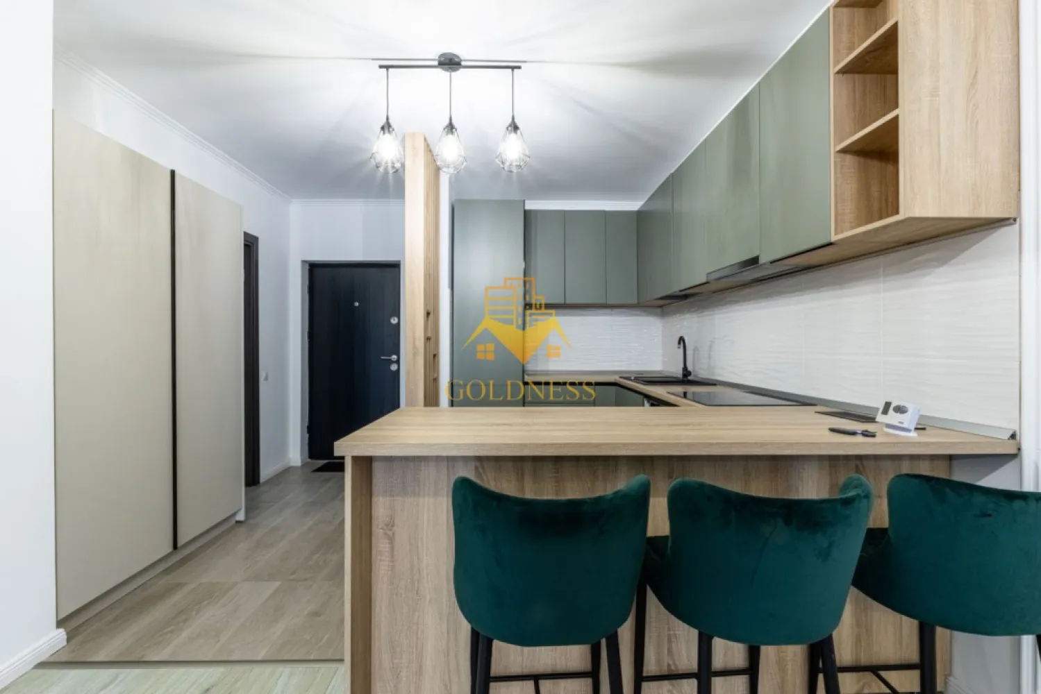 2 camere, modern, garaj, zona Centrala, Platinia, Usamv, Motilor - GOLDNESS Imobiliare va oferă spre închiriere un apartament cu 2 camere semidecomandat, aflat în cartierul Plopilor, la 5 minute pe jos de Platinia, USAMV, Cluj Arena şi parcul central. Accesul facil la transportul în comun, staţia de tramvai fiind la 2 minute de mers pe jos. Blocul , finisat în 2019, este certificat energetic clasa A, dispune de lift, curte interioară, loc de joacă. Suprafaţa utilă este de 58 mp, la care se adaugă şi un balcon de 4 mp. Compartimentarea este urmatoarea: 1 living cu bucătărie, 1 dormitor, 1 baie, 1 balcon. Apartamentul este la prima închiriere şi este dotat cu aer condiţionat, maşină de spălat rufe, maşină de spălat vase, Smart TV. Se inchiriaza complet mobilat si utilat cu: mobilier modern executat la comandă şi electrocasnice de ultimă generaţie. Orientarea acestuia este spre Sud-Est. Dispune de parcare subterana !. Dacă va interesează aceasta oferta ne puteți contacta la numărul de telefon de mai sus. Va așteptăm la vizionare! CP2322056
Se poate inchiria parcare subterana cu 50 euro!
Pentru intermediere se percepe un comision de 50% din prețul chiriei!
