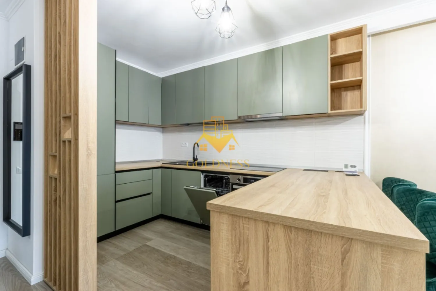 2 camere, modern, garaj, zona Centrala, Platinia, Usamv, Motilor - GOLDNESS Imobiliare va oferă spre închiriere un apartament cu 2 camere semidecomandat, aflat în cartierul Plopilor, la 5 minute pe jos de Platinia, USAMV, Cluj Arena şi parcul central. Accesul facil la transportul în comun, staţia de tramvai fiind la 2 minute de mers pe jos. Blocul , finisat în 2019, este certificat energetic clasa A, dispune de lift, curte interioară, loc de joacă. Suprafaţa utilă este de 58 mp, la care se adaugă şi un balcon de 4 mp. Compartimentarea este urmatoarea: 1 living cu bucătărie, 1 dormitor, 1 baie, 1 balcon. Apartamentul este la prima închiriere şi este dotat cu aer condiţionat, maşină de spălat rufe, maşină de spălat vase, Smart TV. Se inchiriaza complet mobilat si utilat cu: mobilier modern executat la comandă şi electrocasnice de ultimă generaţie. Orientarea acestuia este spre Sud-Est. Dispune de parcare subterana !. Dacă va interesează aceasta oferta ne puteți contacta la numărul de telefon de mai sus. Va așteptăm la vizionare! CP2322056
Se poate inchiria parcare subterana cu 50 euro!
Pentru intermediere se percepe un comision de 50% din prețul chiriei!