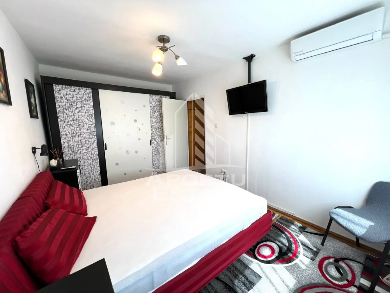 Apartament cu 3 camere de inchiriat, centrala proprie, Girocului - Agentia imobiliara APOSTU ESTATE va propune spre inchiriere un apartament cu 3 camere, spatios si luminos, situat in zona Girocului, o zona linistita si bine pozitionata din Timisoara, potrivit pentru cupluri,familii, sau studenti care isi doresc o locuinta unde sa se simta confortabil si cu acces facil catre scoli, statii de autobuz, supermarketuri , magazine de zona, parcuri.

Suprafata utila: 70 mp
Compartimentare eficienta:
-Hol de acces generos
-Bucatarie complet mobilata si utilata, cu loc de luat masa
-Living luminos si spatios
-Dormitor mobilat si utilat
-Baie prevazuta cu cabina de dus

Confort si facilitati:
-Incalzirea apartamentului: centrala proprie
-Apartamentul este complet mobilat si utilat

Localizare:
-Timis,Timisoara, zona Girocului – acces facil spre magazine, supermarketuri, scoli, parcuri si mijloace de transport in comun.

Ideal pentru:
-Familii
-Cupluri
-Studenti

Disponibilitate: imediata
Pret chirie lunara: 450 euro
Programeaza o vizionare pentru a-ti putea imagina viitorul aici!
ID intern: CP3120598