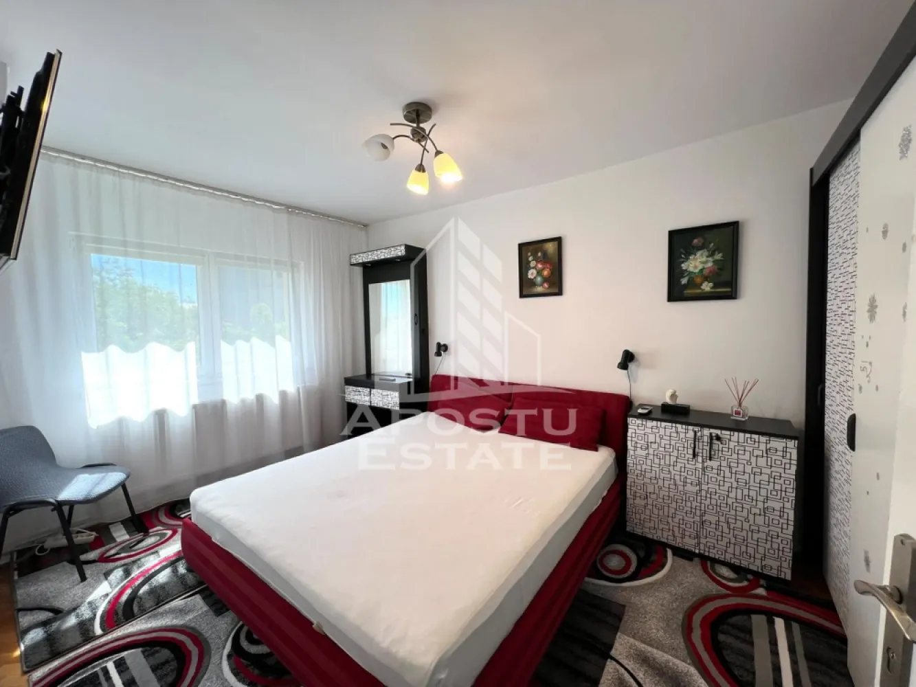 Apartament cu 3 camere de inchiriat, centrala proprie, Girocului - Agentia imobiliara APOSTU ESTATE va propune spre inchiriere un apartament cu 3 camere, spatios si luminos, situat in zona Girocului, o zona linistita si bine pozitionata din Timisoara, potrivit pentru cupluri,familii, sau studenti care isi doresc o locuinta unde sa se simta confortabil si cu acces facil catre scoli, statii de autobuz, supermarketuri , magazine de zona, parcuri.

Suprafata utila: 70 mp
Compartimentare eficienta:
-Hol de acces generos
-Bucatarie complet mobilata si utilata, cu loc de luat masa
-Living luminos si spatios
-Dormitor mobilat si utilat
-Baie prevazuta cu cabina de dus

Confort si facilitati:
-Incalzirea apartamentului: centrala proprie
-Apartamentul este complet mobilat si utilat

Localizare:
-Timis,Timisoara, zona Girocului – acces facil spre magazine, supermarketuri, scoli, parcuri si mijloace de transport in comun.

Ideal pentru:
-Familii
-Cupluri
-Studenti

Disponibilitate: imediata
Pret chirie lunara: 450 euro
Programeaza o vizionare pentru a-ti putea imagina viitorul aici!
ID intern: CP3120598
