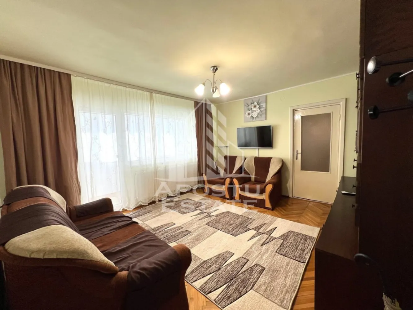 Apartament cu 3 camere de inchiriat, centrala proprie, Girocului - Agentia imobiliara APOSTU ESTATE va propune spre inchiriere un apartament cu 3 camere, spatios si luminos, situat in zona Girocului, o zona linistita si bine pozitionata din Timisoara, potrivit pentru cupluri,familii, sau studenti care isi doresc o locuinta unde sa se simta confortabil si cu acces facil catre scoli, statii de autobuz, supermarketuri , magazine de zona, parcuri.

Suprafata utila: 70 mp
Compartimentare eficienta:
-Hol de acces generos
-Bucatarie complet mobilata si utilata, cu loc de luat masa
-Living luminos si spatios
-Dormitor mobilat si utilat
-Baie prevazuta cu cabina de dus

Confort si facilitati:
-Incalzirea apartamentului: centrala proprie
-Apartamentul este complet mobilat si utilat

Localizare:
-Timis,Timisoara, zona Girocului – acces facil spre magazine, supermarketuri, scoli, parcuri si mijloace de transport in comun.

Ideal pentru:
-Familii
-Cupluri
-Studenti

Disponibilitate: imediata
Pret chirie lunara: 450 euro
Programeaza o vizionare pentru a-ti putea imagina viitorul aici!
ID intern: CP3120598
