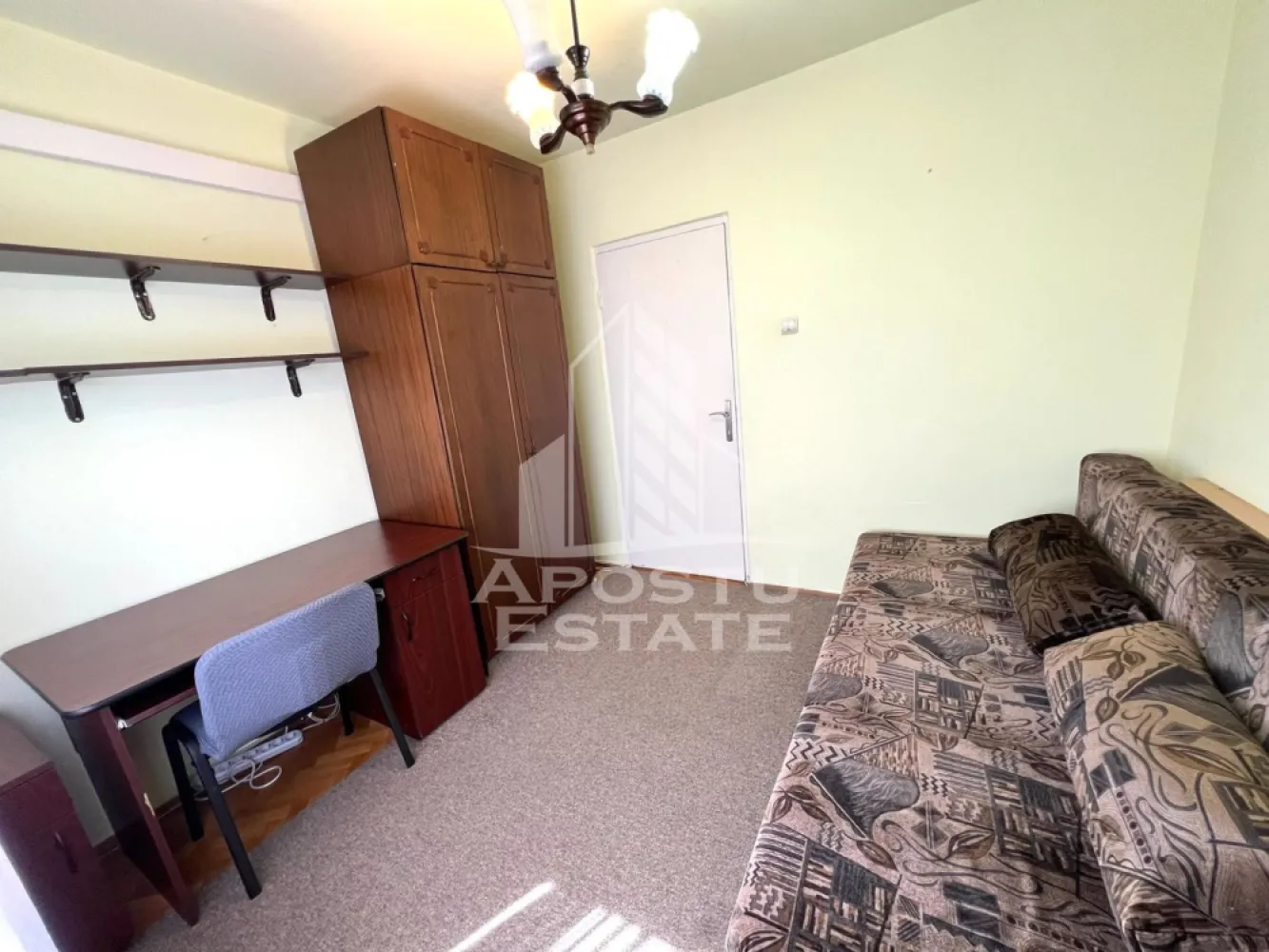 Apartament cu 3 camere de inchiriat, centrala proprie, Girocului - Agentia imobiliara APOSTU ESTATE va propune spre inchiriere un apartament cu 3 camere, spatios si luminos, situat in zona Girocului, o zona linistita si bine pozitionata din Timisoara, potrivit pentru cupluri,familii, sau studenti care isi doresc o locuinta unde sa se simta confortabil si cu acces facil catre scoli, statii de autobuz, supermarketuri , magazine de zona, parcuri.

Suprafata utila: 70 mp
Compartimentare eficienta:
-Hol de acces generos
-Bucatarie complet mobilata si utilata, cu loc de luat masa
-Living luminos si spatios
-Dormitor mobilat si utilat
-Baie prevazuta cu cabina de dus

Confort si facilitati:
-Incalzirea apartamentului: centrala proprie
-Apartamentul este complet mobilat si utilat

Localizare:
-Timis,Timisoara, zona Girocului – acces facil spre magazine, supermarketuri, scoli, parcuri si mijloace de transport in comun.

Ideal pentru:
-Familii
-Cupluri
-Studenti

Disponibilitate: imediata
Pret chirie lunara: 450 euro
Programeaza o vizionare pentru a-ti putea imagina viitorul aici!
ID intern: CP3120598