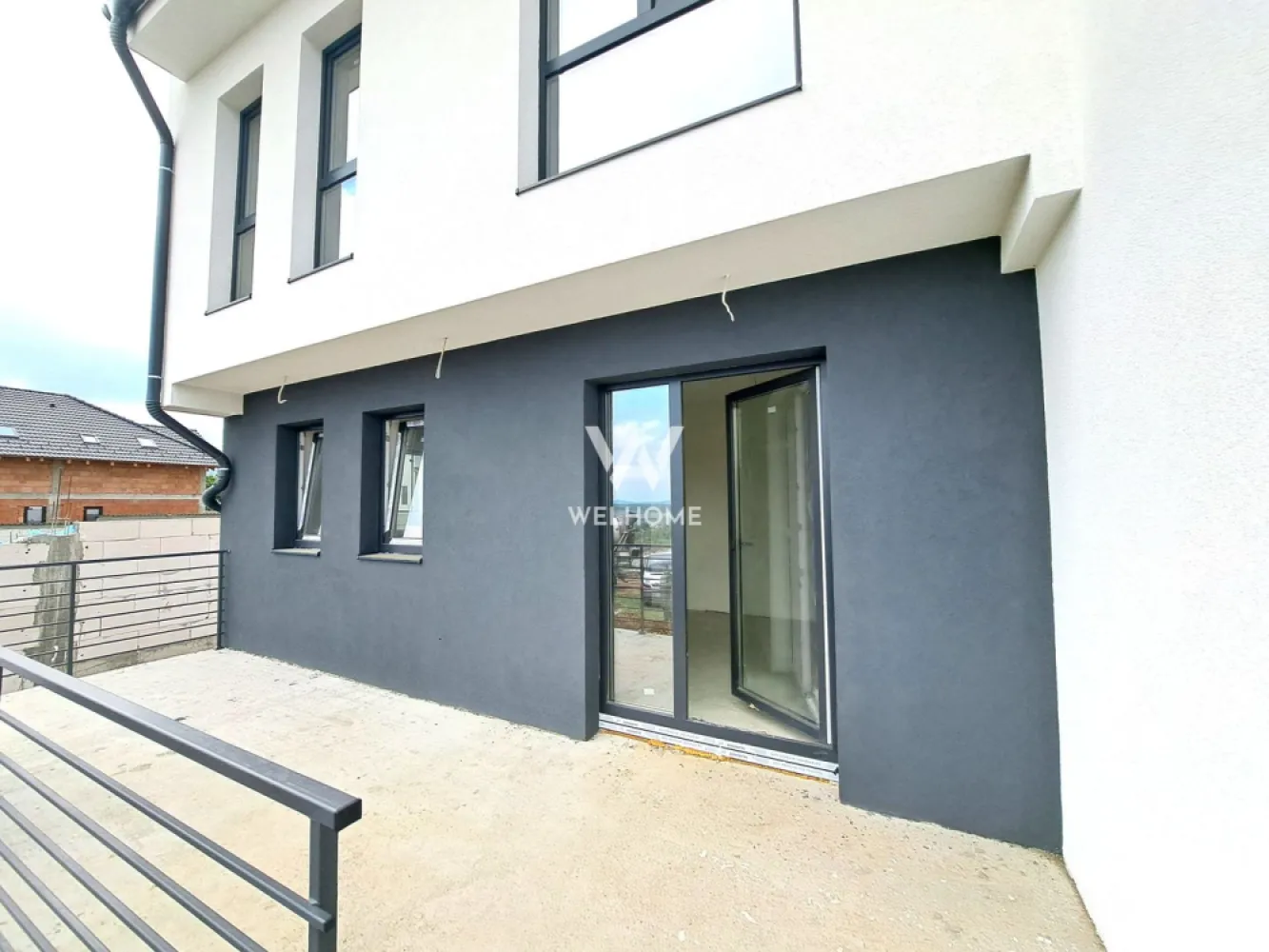 Casa Noua 4 camere, pivnita, terasa, 300 teren - Casa cu pivnita, 2 terase, curte - Sibiu, Calea Cisnadiei Zona rezidentiala noua - doar case - 3 km de Lidl Arhitectilor si la fel de Lidl Cisnadie !! Casa este nou construita, intabulata - se poate cumpara imediat !! Cuprinde 120 mp - parter si etaj + 2 terase si o pivnita, teren 300 mp La parter - hol cu spatiu garderoba, baie, living, bucatarie cu dinning si acces la terasa - 16 mp La etaj - dormitor matrimonial cu baie si balcon, hol, 2 dormitoare secundare si o baie Pivnita 20 mp, ideala pentru gospodari + 20 mp terasa acoperita Curtea gazduieste 2 auto, are pavaj si zona verde Casa are incalzire in pardoseala si pompa de caldura, geamuri termopan 3 foi sticla = confort si eficienta termica O casa buna, cu spatii generoase si priveliste frumoasa !! Acum poate fi a ta - De Craciun poti fi ACASA !! Pret vanzare 212.000 Euro }}