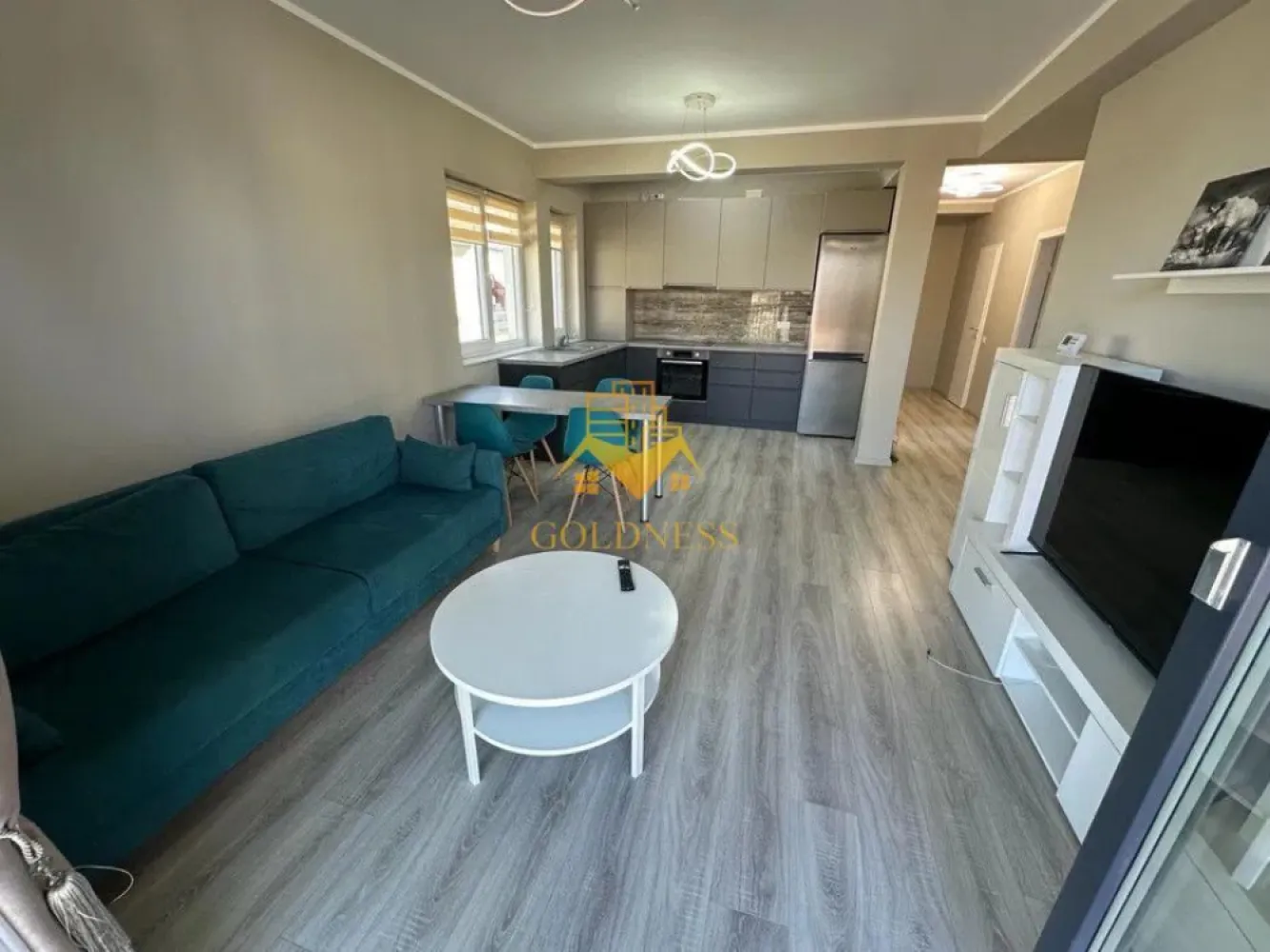 2 camere,modern,parcare,bloc nou, Gruia zona Stadiunul CRF, Migdalului - GOLDNESS Imobiliare vă propune spre închiriere un apartament cu 2 camere complet mobilat și utilat, la etajul 1 într-un imobil de 2 etaje, în Cartierul Gruia.
Se poate inchiria parcare cu 50e!
Apartamentul este compartimentat astfel:
 - dormitor cu pat matrimonial, dressing, noptiere
 - living cu bucatarie open-space complet utilată, canapea extensibilă, loc de servit masa 
 - baie cu cabina de dus, calorifer port prosop și dulap pentru depozitare.
 - terasa de 10 mp.

Imobilul este dotat cu toate cele necesare- centrală proprie, mașină de spălat haine, frigider, plită electrică, hotă, etc. 
Se află în apropierea stațiilor de transport în comun, magazine, restaurante, spații verzi, farmacii, etc. 
Dacă sunteți interesați de acest apartament și doriți să îl vizionați, dar și pentru alte oferte nu ezitați să ne contactați telefonic sau prin e-mail. Vă stăm la dispoziție!
Pentru intermediere se percepe un comision de 50% din prețul chiriei!